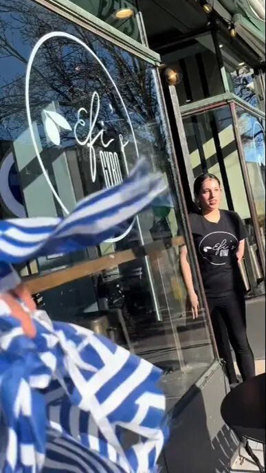 ABD'de bir kadın Yunan bayrağını İsrail bayrağı sanarak parçaladı - 1. Resim