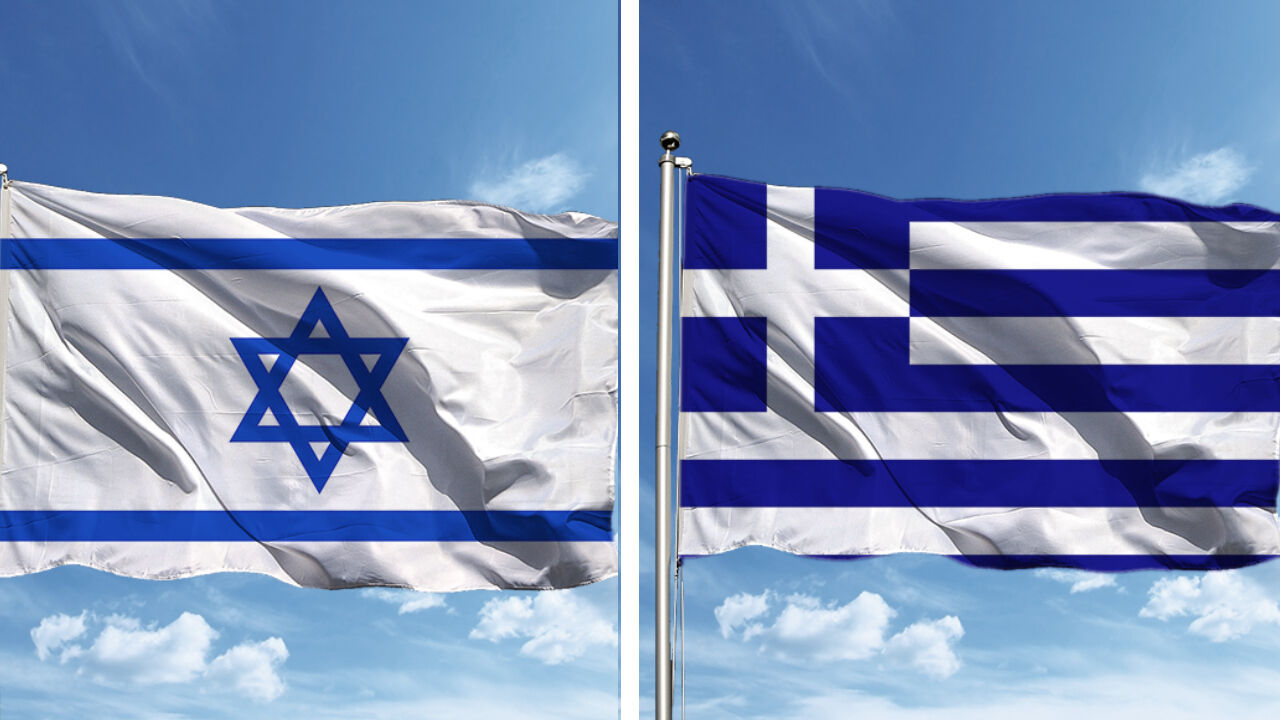 ABD'de bir kadın Yunan bayrağını İsrail bayrağı sanarak parçaladı - 2. Resim