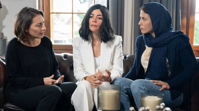 Başrolleri Ayça Bingöl, Ceren Moray ve Cansu Tosun paylaşıyor! Kirli Sepeti final mi?  - 2. Resim