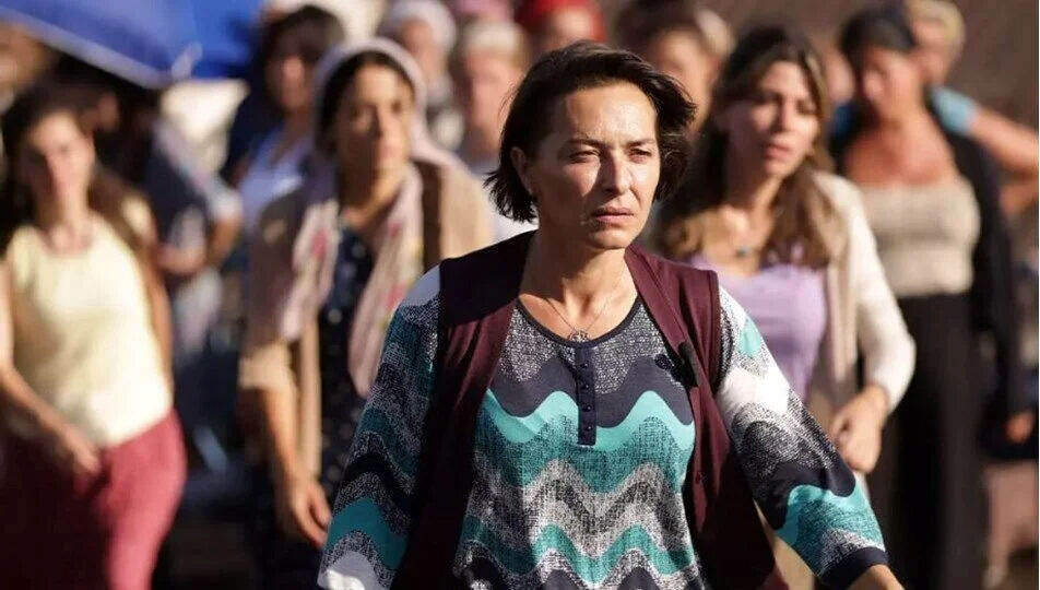 Başrolleri Ayça Bingöl, Ceren Moray ve Cansu Tosun paylaşıyor! Kirli Sepeti final mi?  - 4. Resim