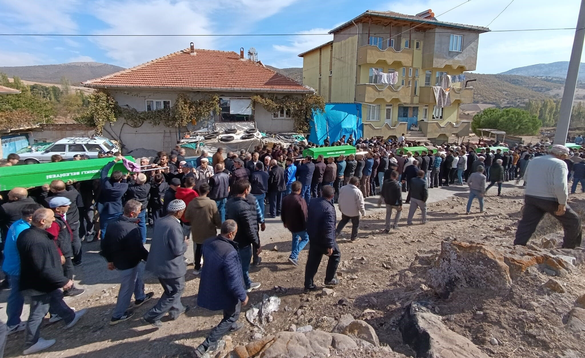 Bütün köy mezarlıkta toplandı! Bir günde beş cenaze birden çıktı - 1. Resim