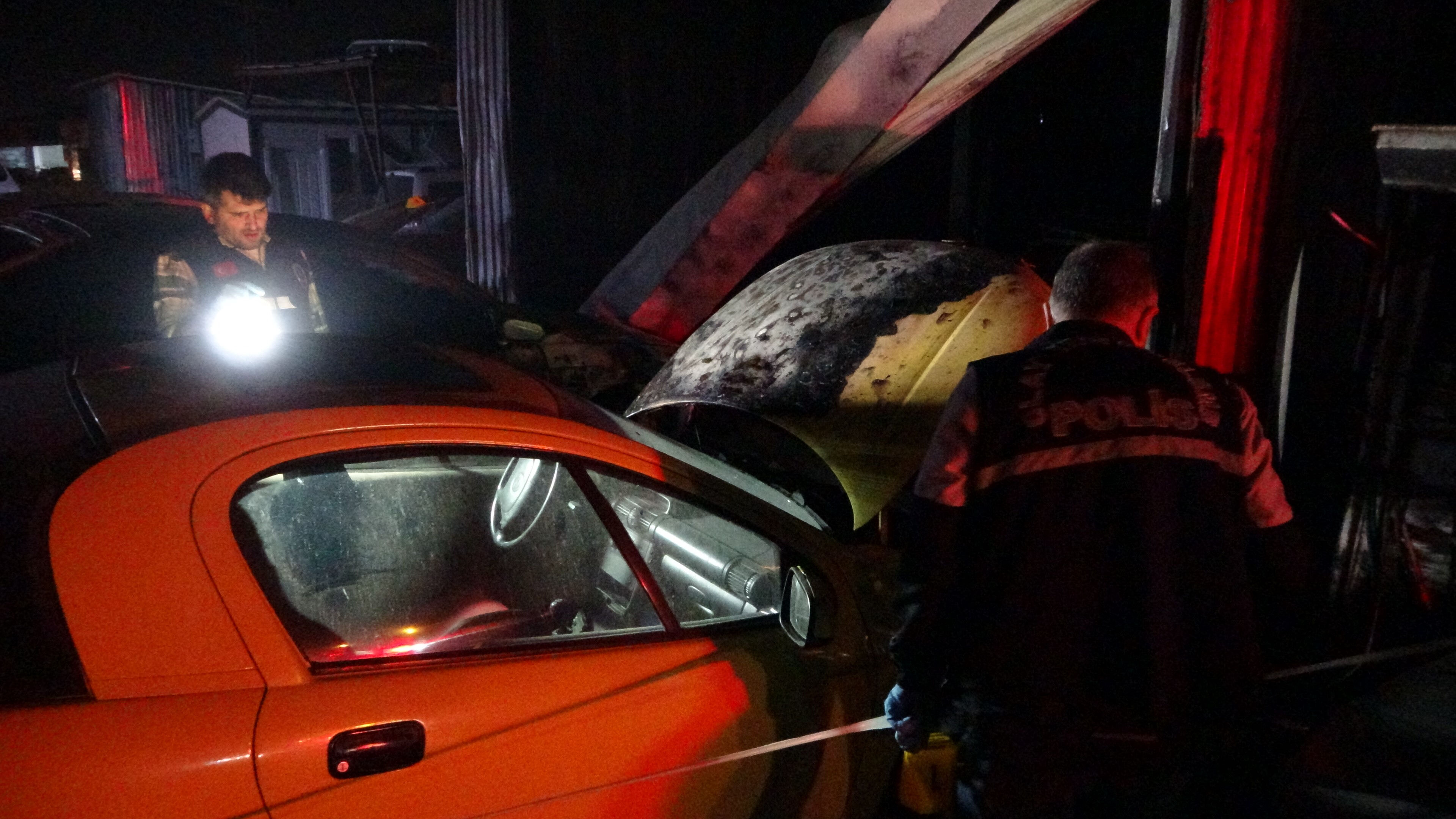 Eşiyle kavga etti, cinnet geçirip iş yerini ateşe verdi! Malatya'daki olayda 4 araç kullanılamaz halde - 2. Resim