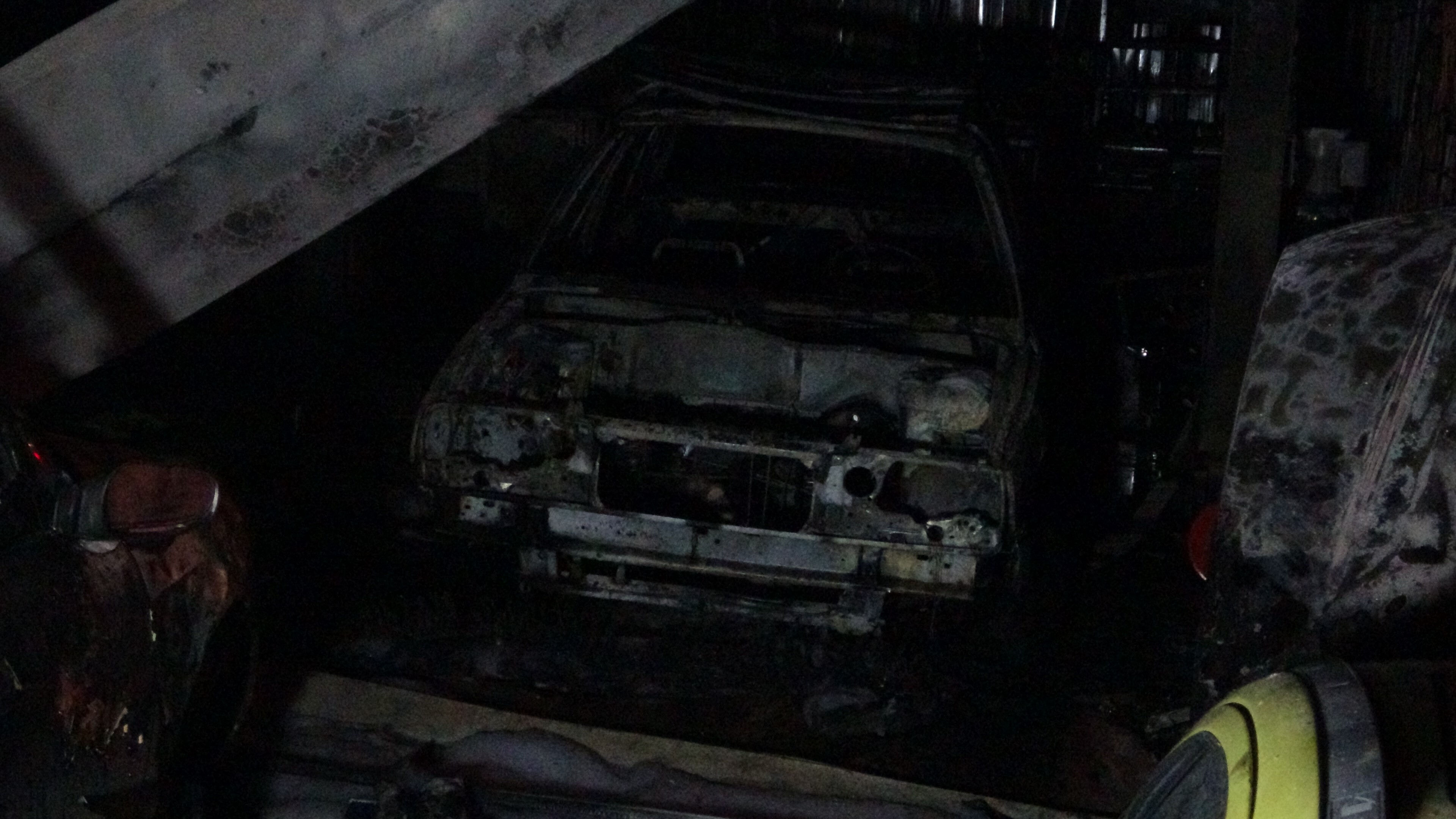 Eşiyle kavga etti, cinnet geçirip iş yerini ateşe verdi! Malatya'daki olayda 4 araç kullanılamaz halde - 1. Resim