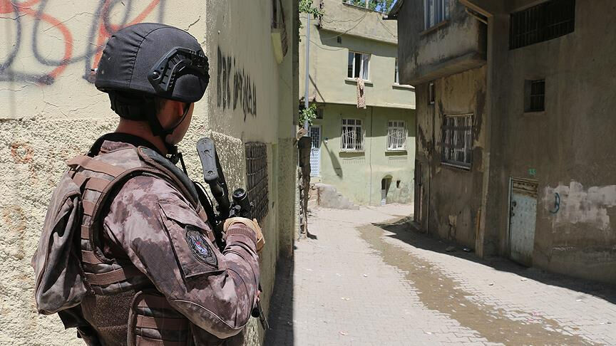 İstanbul'da sokak olayları çıkarmak için fırsat kollayan 35 PKK'lı yakalandı İstanbul'da sokak olayları çıkarmak için fırsat kollayan 35 PKK'lı yakalandı - 3. Resim