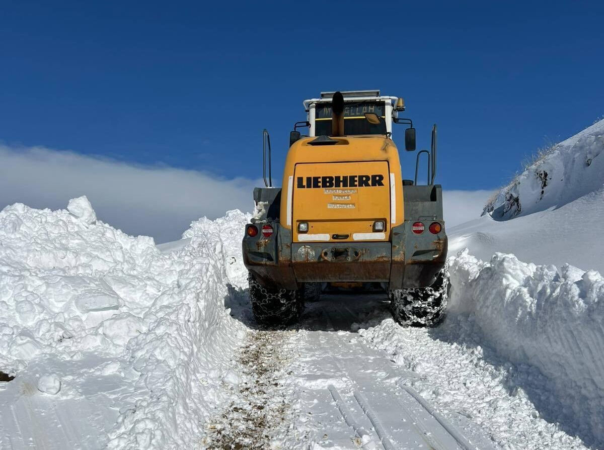 Kar kalınlığı bir metreyi aştı, ekipler devrede! Üs bölgesine giden yol kapandı - 1. Resim