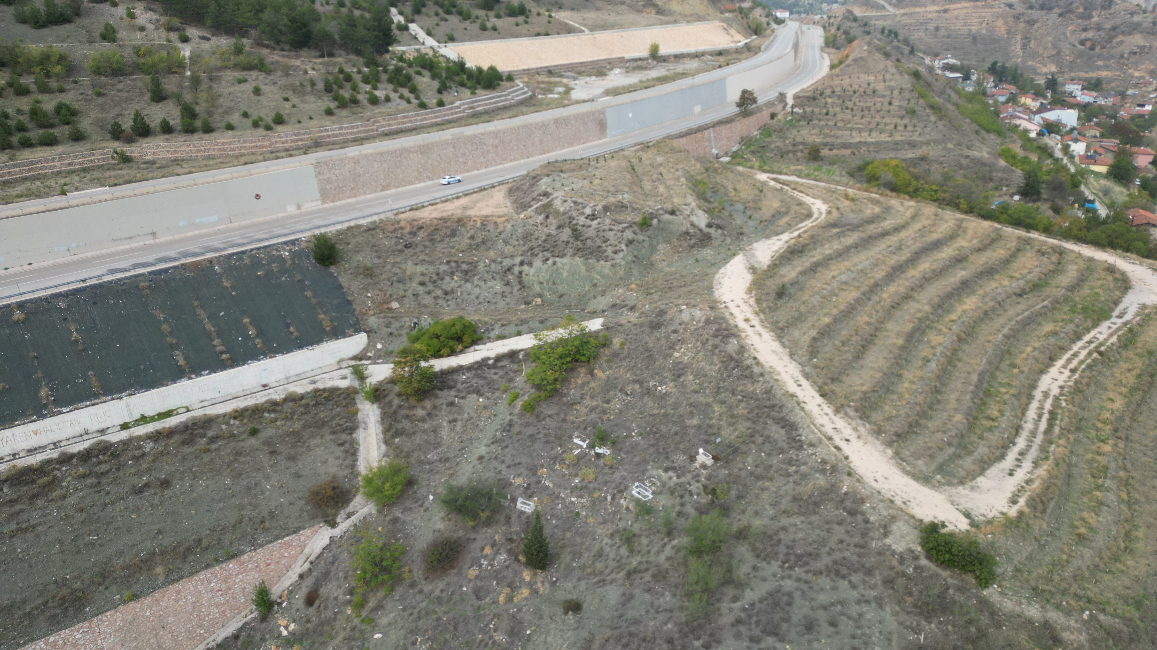 Ulaşılamayan mezarlık çaresiz bıraktı! Dürbünle bakıyor, uzaktan dua ediyor - 2. Resim