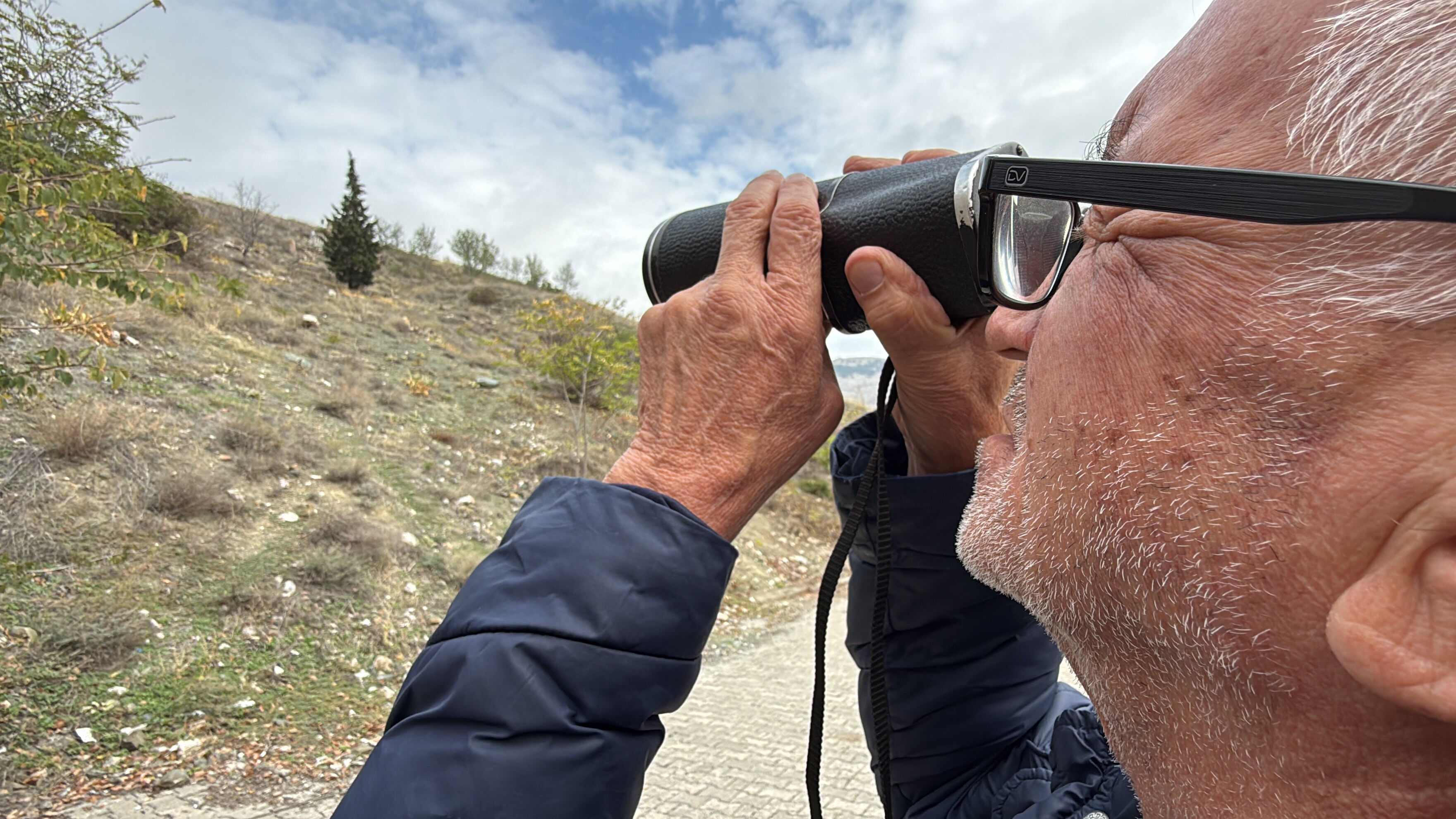 Ulaşılamayan mezarlık çaresiz bıraktı! Dürbünle bakıyor, uzaktan dua ediyor - 1. Resim