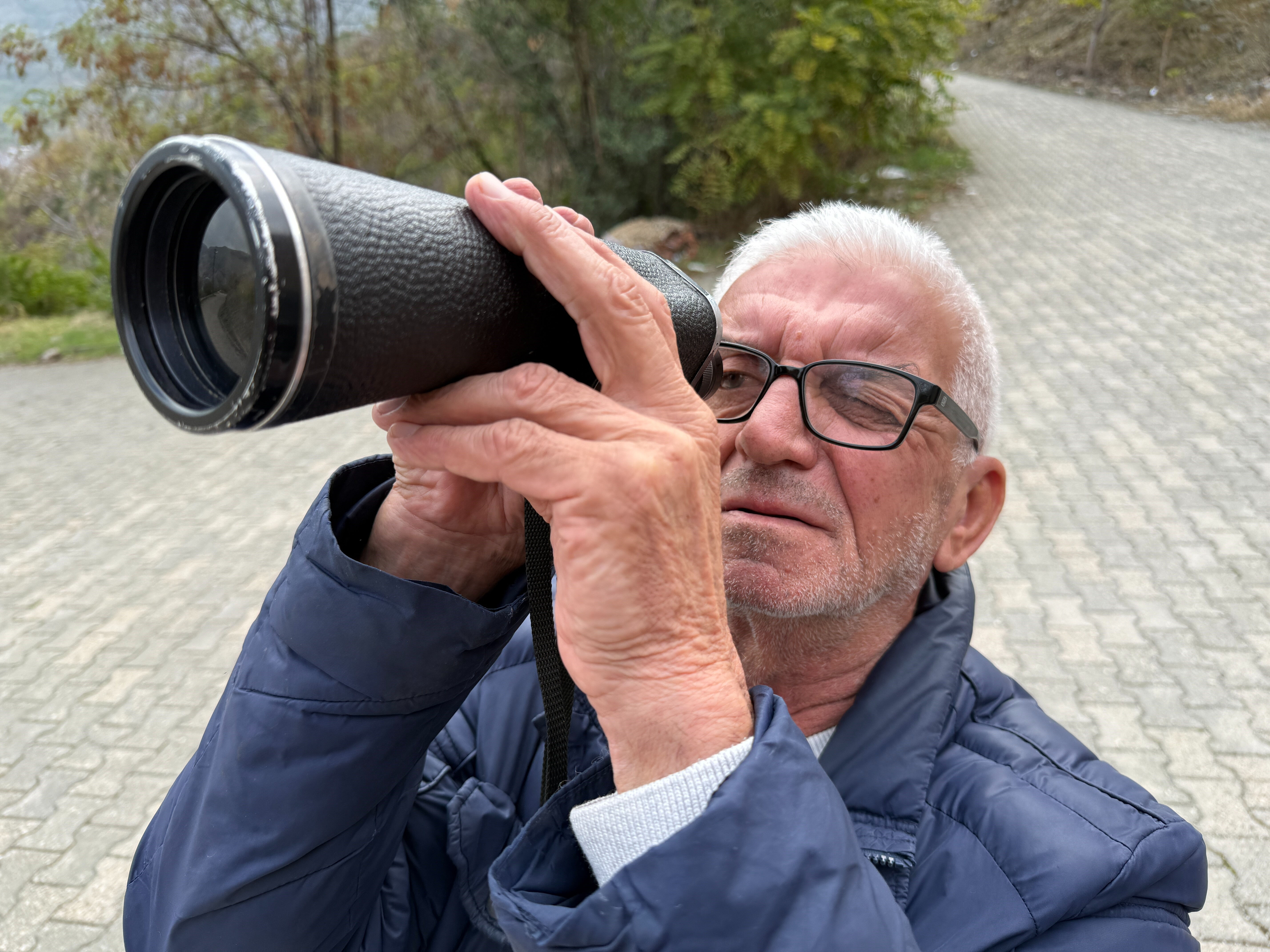 Ulaşılamayan mezarlık çaresiz bıraktı! Dürbünle bakıyor, uzaktan dua ediyor - 4. Resim