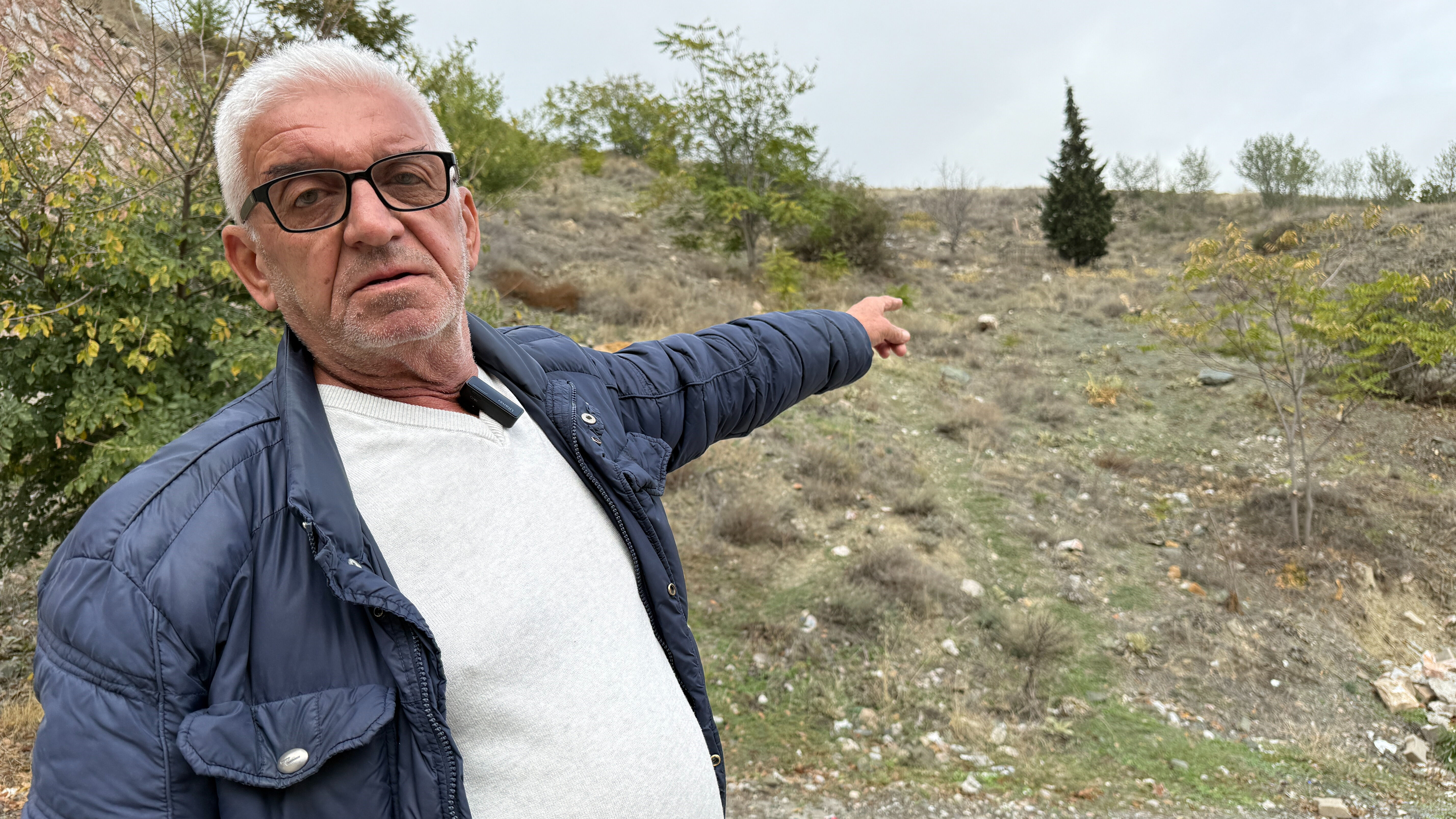 Ulaşılamayan mezarlık çaresiz bıraktı! Dürbünle bakıyor, uzaktan dua ediyor - 3. Resim