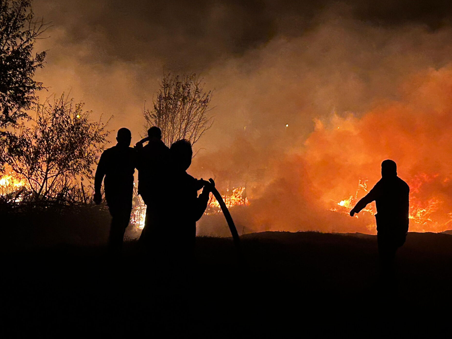 Antalya'da korkutan yangın! Tarım araçlarının bulunduğu depoda alevler yükseldi - 1. Resim