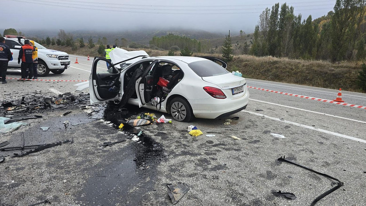 Erzincan'da katliam gibi kaza! İki otomobil çarpıştı, çok sayıda ölü var... - 3. Resim