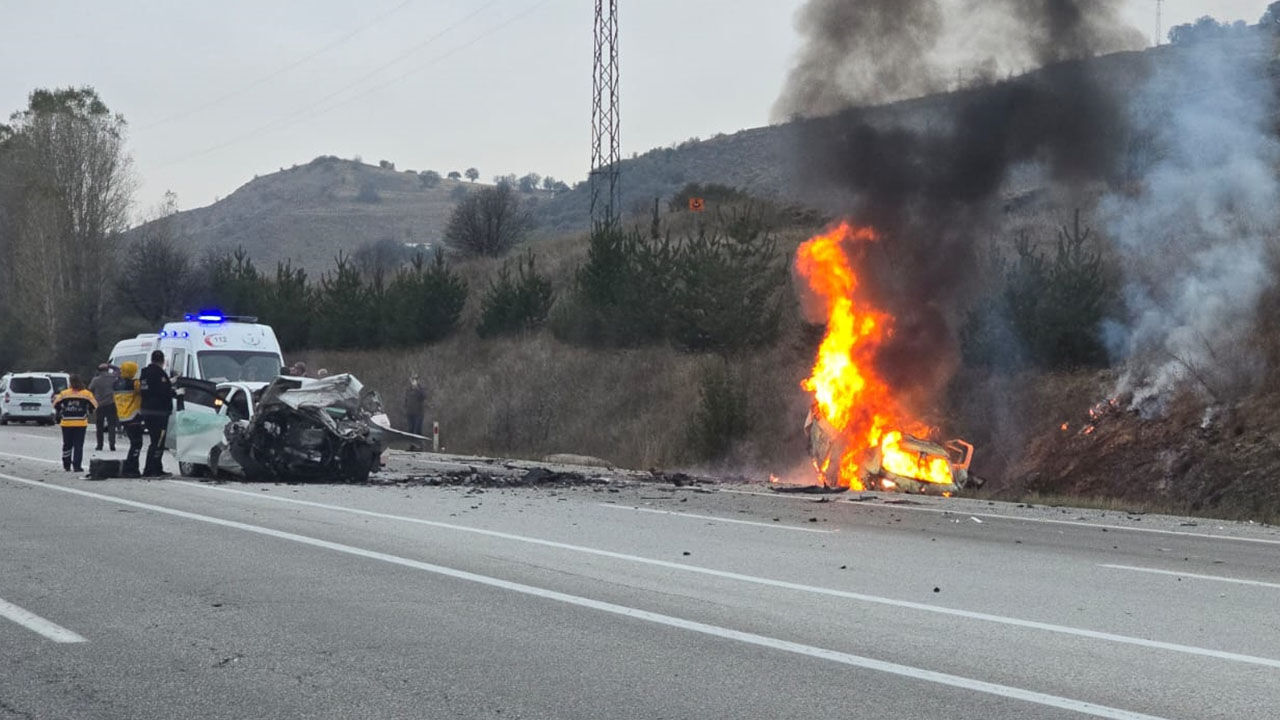Erzincan'da katliam gibi kaza! İki otomobil çarpıştı, çok sayıda ölü var... - 2. Resim
