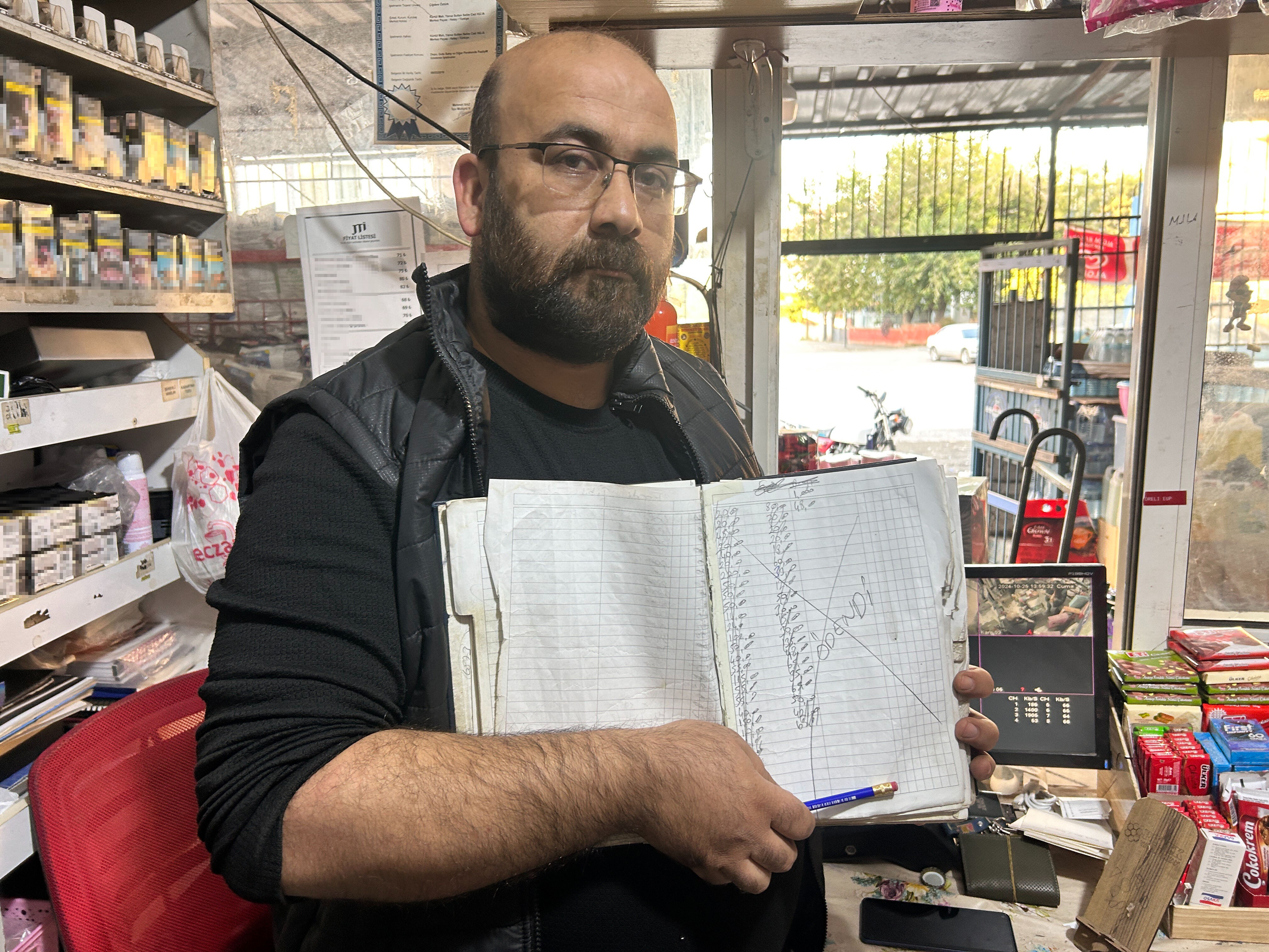 Hatay'da gizemli hayırsever sürprizi! Depremzedelerin binlerce liralık bakkal borcunu kapatıp sırra kadem bastı Hatay'da gizemli hayırsever sürprizi! Depremzedelerin binlerce liralık bakkal borcunu kapatıp sırra kadem bastı - 2. Resim