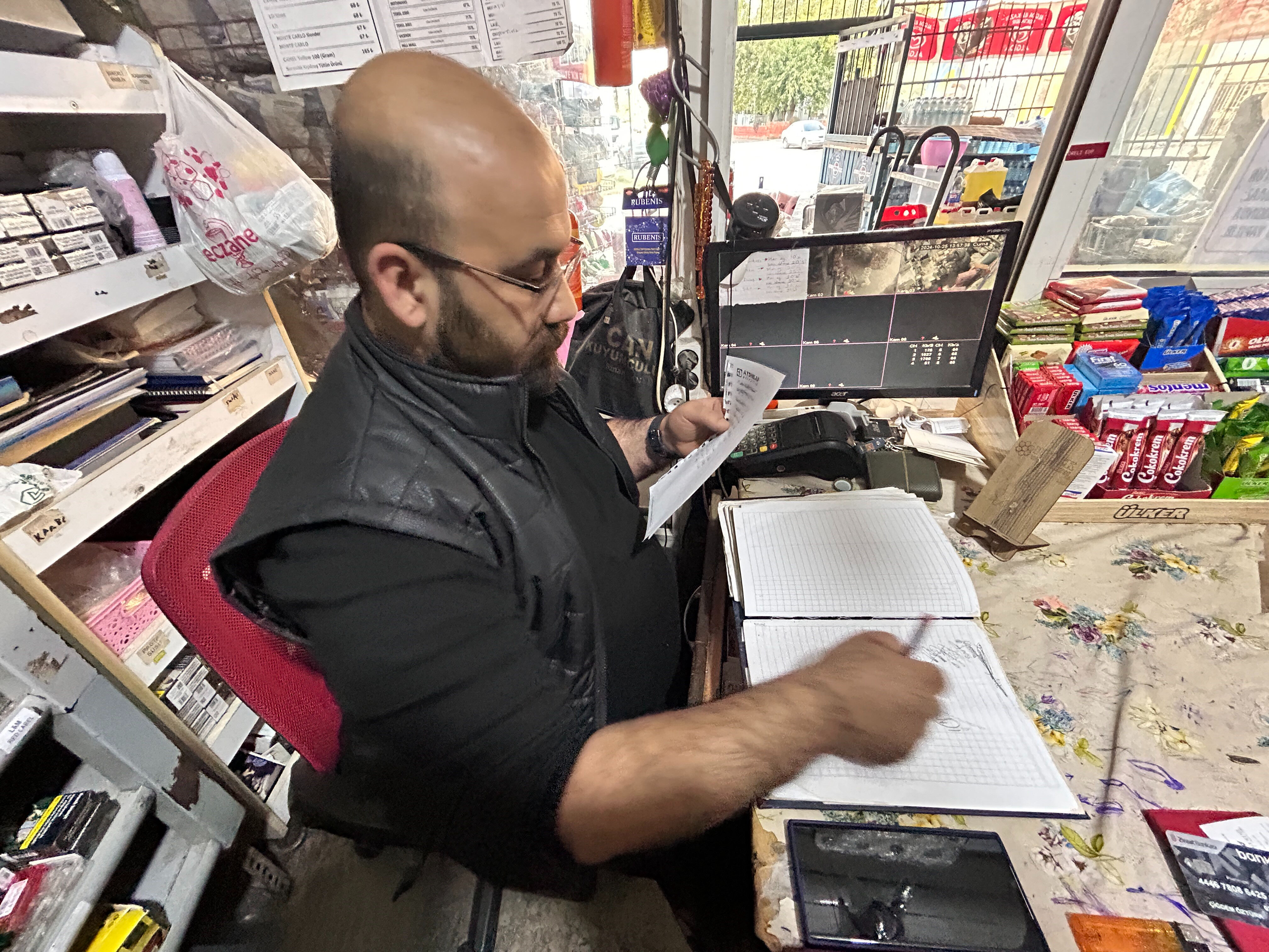 Hatay'da gizemli hayırsever sürprizi! Depremzedelerin binlerce liralık bakkal borcunu kapatıp sırra kadem bastı Hatay'da gizemli hayırsever sürprizi! Depremzedelerin binlerce liralık bakkal borcunu kapatıp sırra kadem bastı - 1. Resim