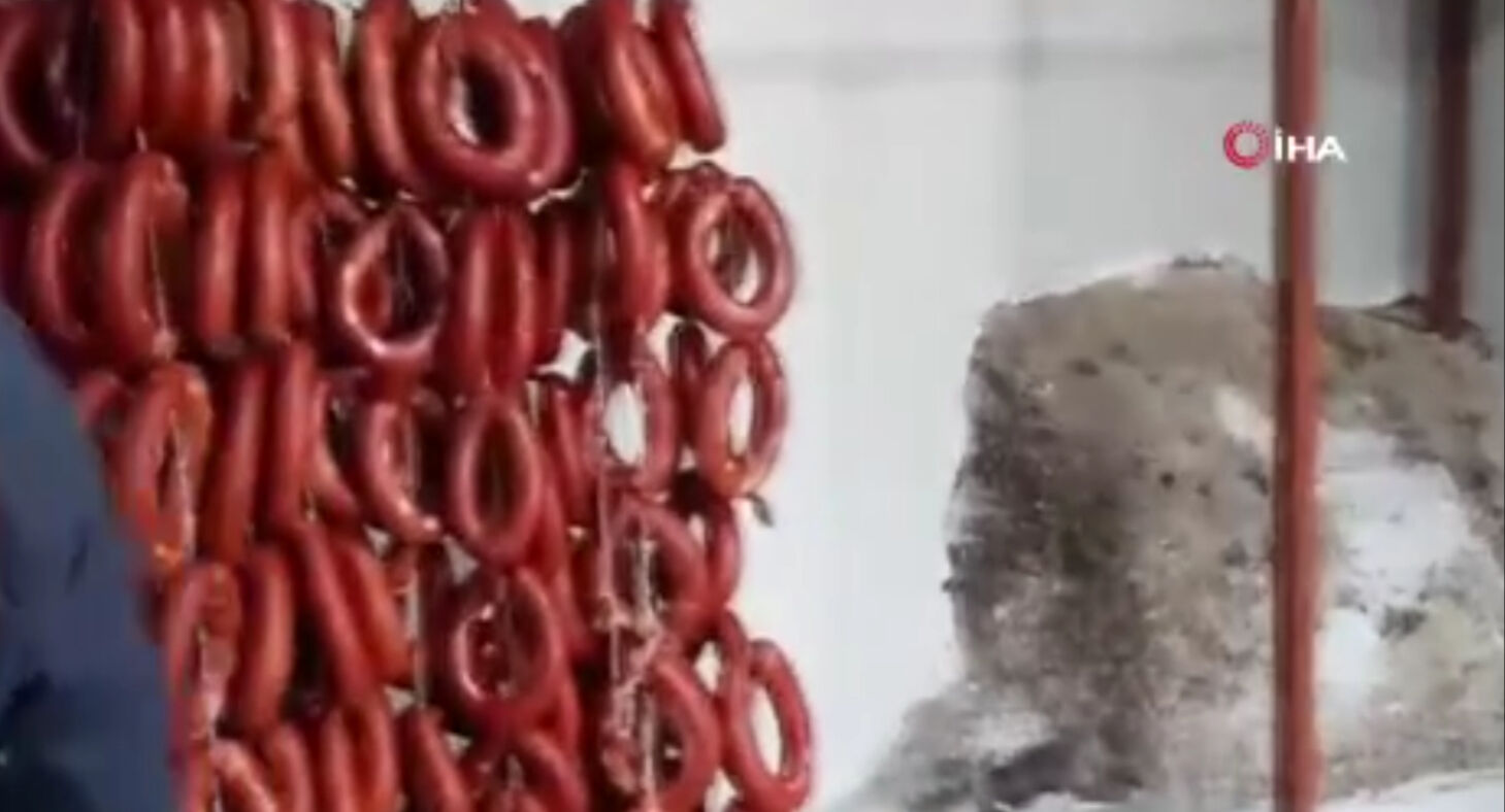 Mide bulandıran görüntüler: 75 TL'ye üretti, 250 TL'ye Afyon sucuğu diye sosyal medyadan sattı Mide bulandıran görüntüler: 75 TL'ye üretti, 250 TL'ye Afyon sucuğu diye sosyal medyadan sattı - 1. Resim