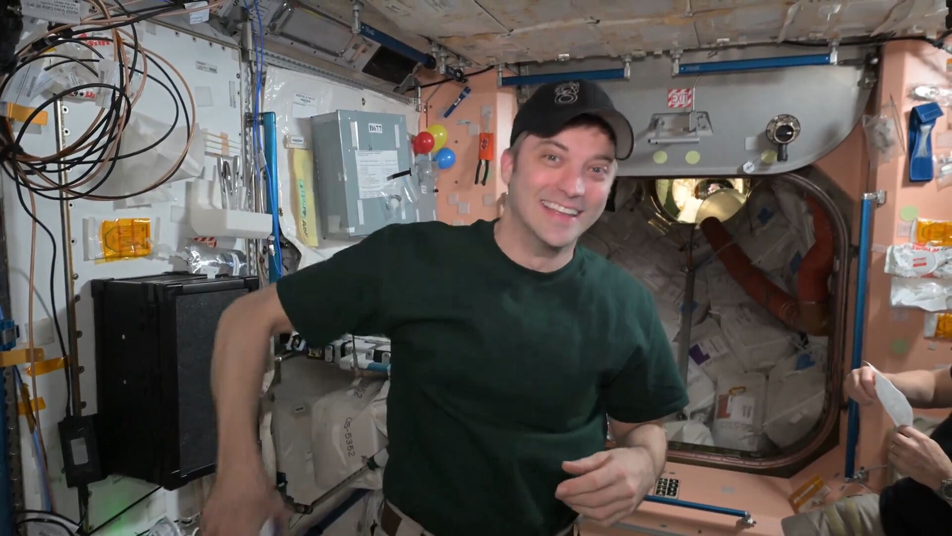 Sıfır yerçekiminde ilginç deney! NASA astronotu gösterdi Sıfır yerçekiminde ketçap sıkmak! NASA astronotunun ilginç deneyi - 1. Resim