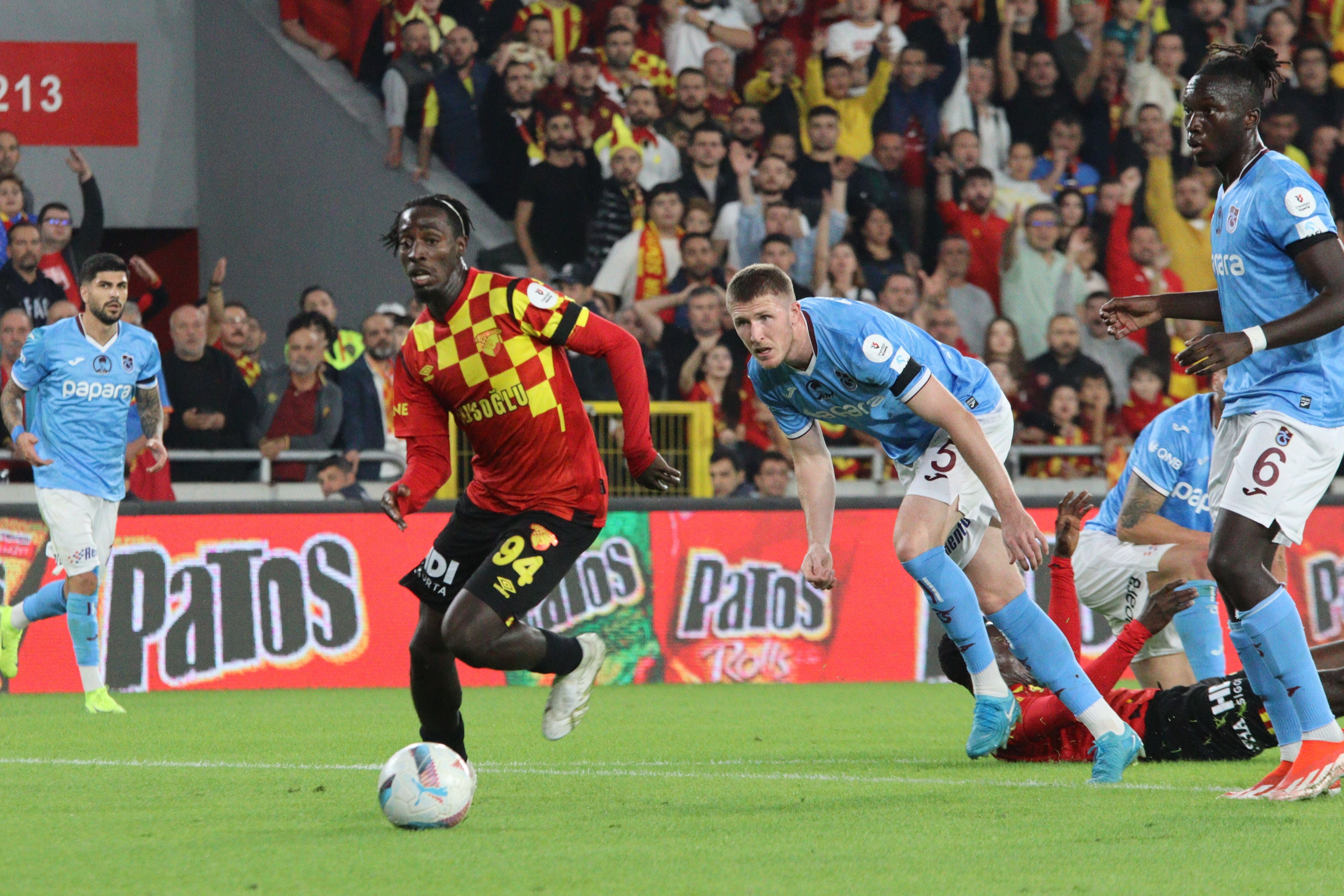Trabzonspor Lig'deki ilk mağlubiyetini aldı! G&ouml;ztepe 90+2'de bordo mavilileri yıktı - 1. Resim
