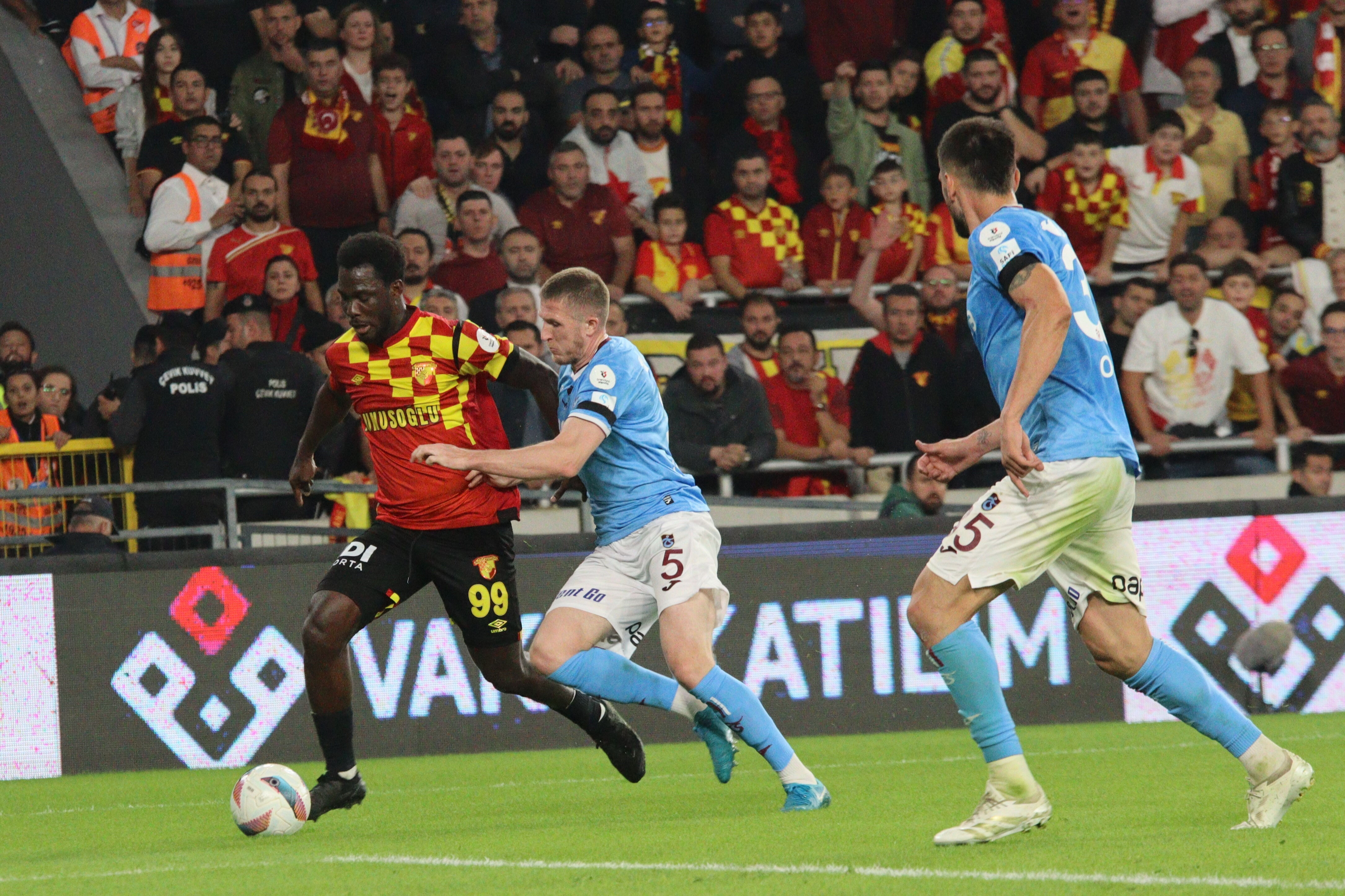 Trabzonspor Lig'deki ilk mağlubiyetini aldı! G&ouml;ztepe 90+2'de bordo mavilileri yıktı - 3. Resim