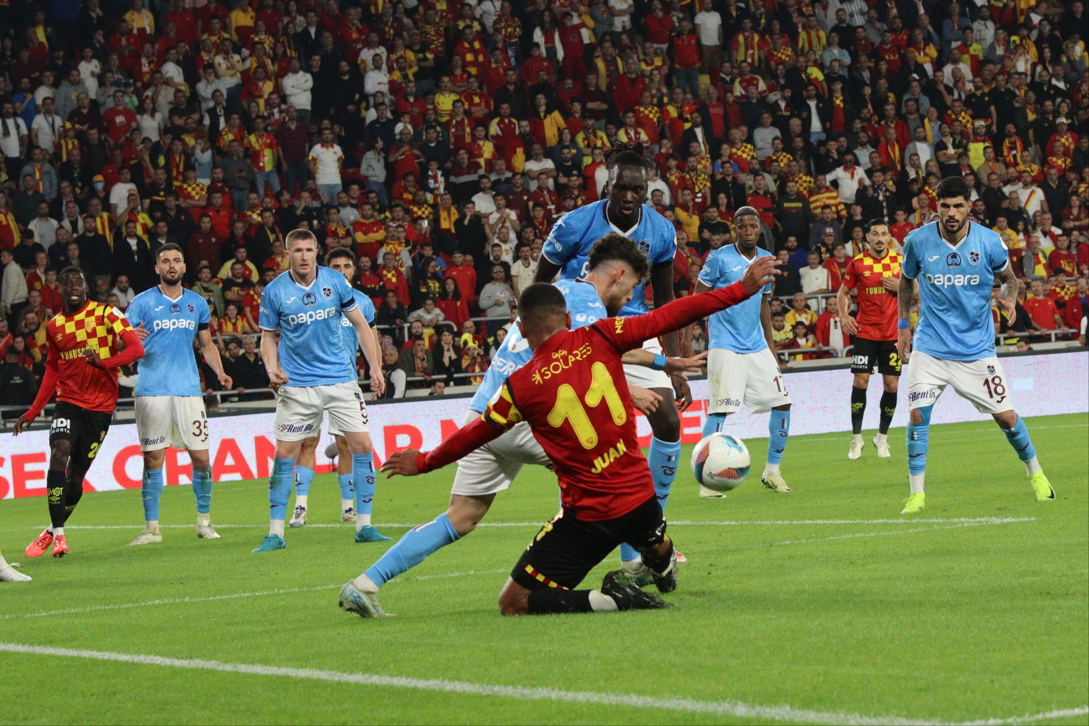 Trabzonspor Lig'deki ilk mağlubiyetini aldı! Göztepe 90+2'de bordo mavilileri yıktı - 2. Resim