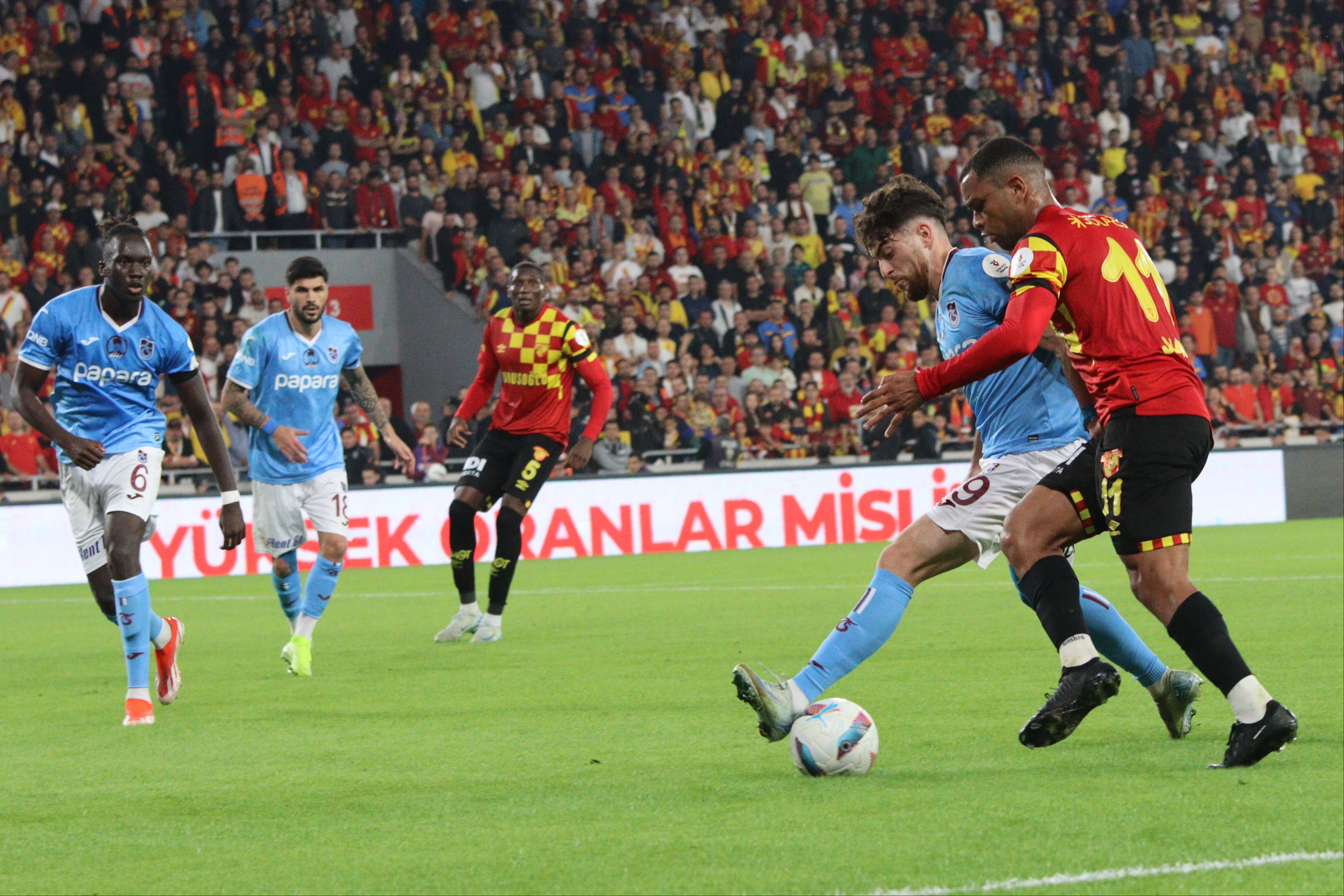 Trabzonspor Lig'deki ilk mağlubiyetini aldı! Göztepe 90+2'de bordo mavilileri yıktı - 5. Resim