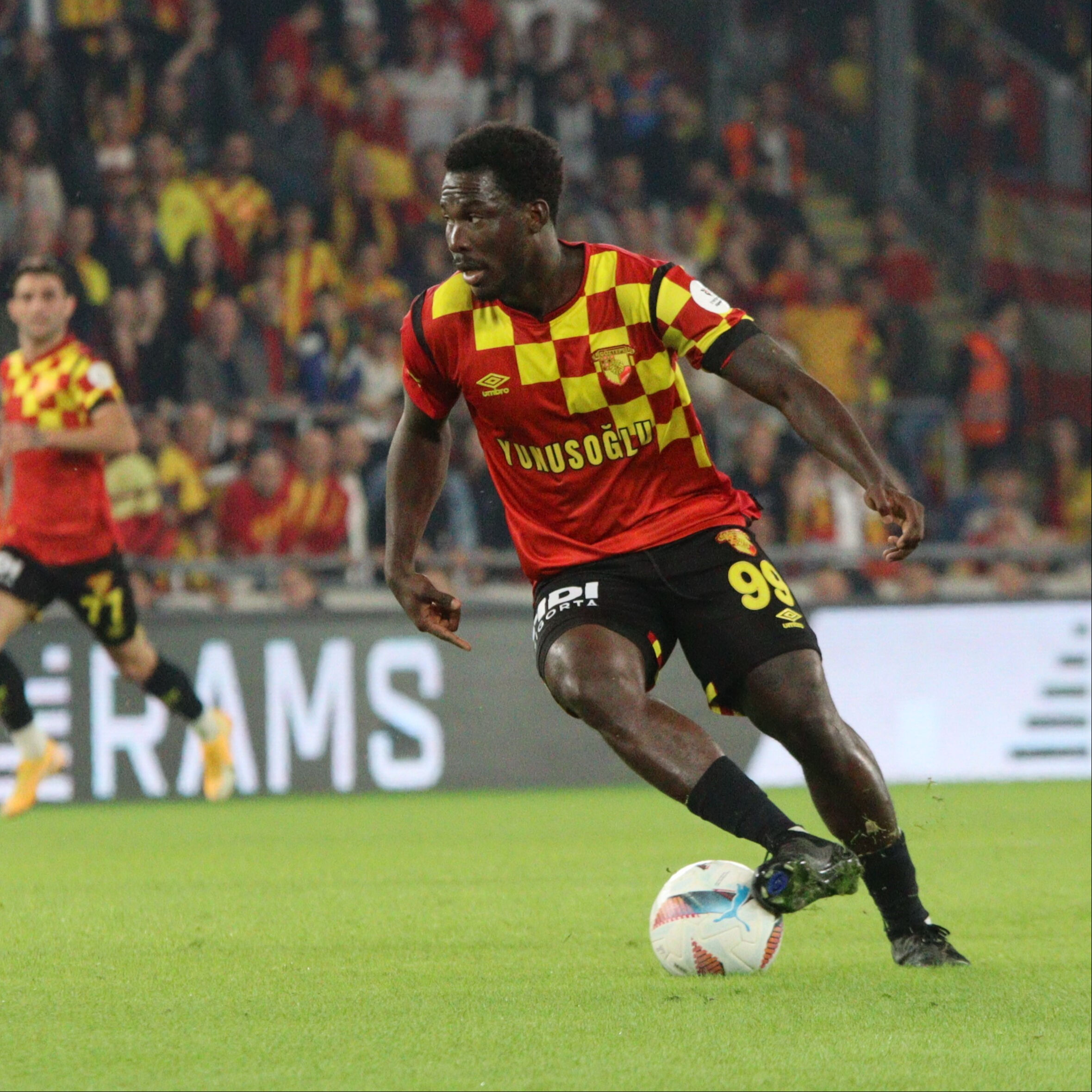 Trabzonspor Lig'deki ilk mağlubiyetini aldı! Göztepe 90+2'de bordo mavilileri yıktı - 4. Resim