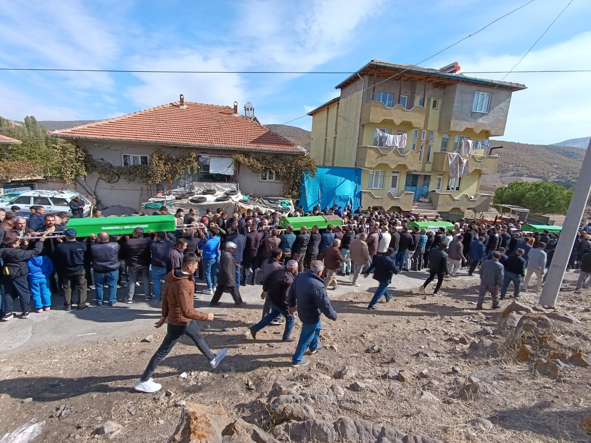 T&uuml;m k&ouml;y yasa boğuldu! Aynı g&uuml;n 5 kişi birden toprağa verildi - 1. Resim