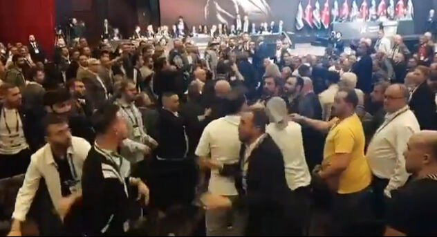 Ahmet Nur Çebi Beşiktaş kongresini karıştırdı! Yumruklar, sandalyeler havada uçtu - 5. Resim