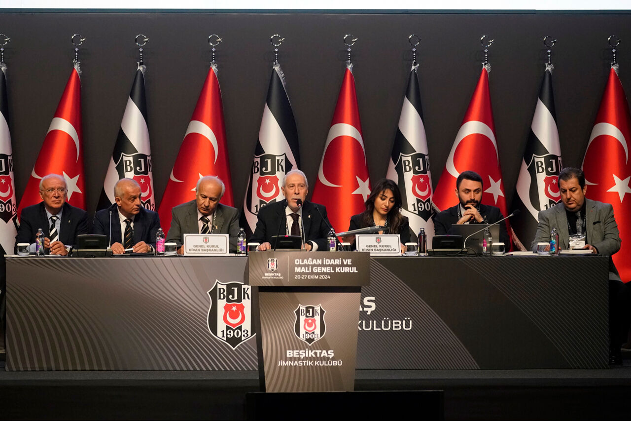 Ahmet Nur Çebi Beşiktaş kongresini karıştırdı! Yumruklar, sandalyeler havada uçtu - 8. Resim