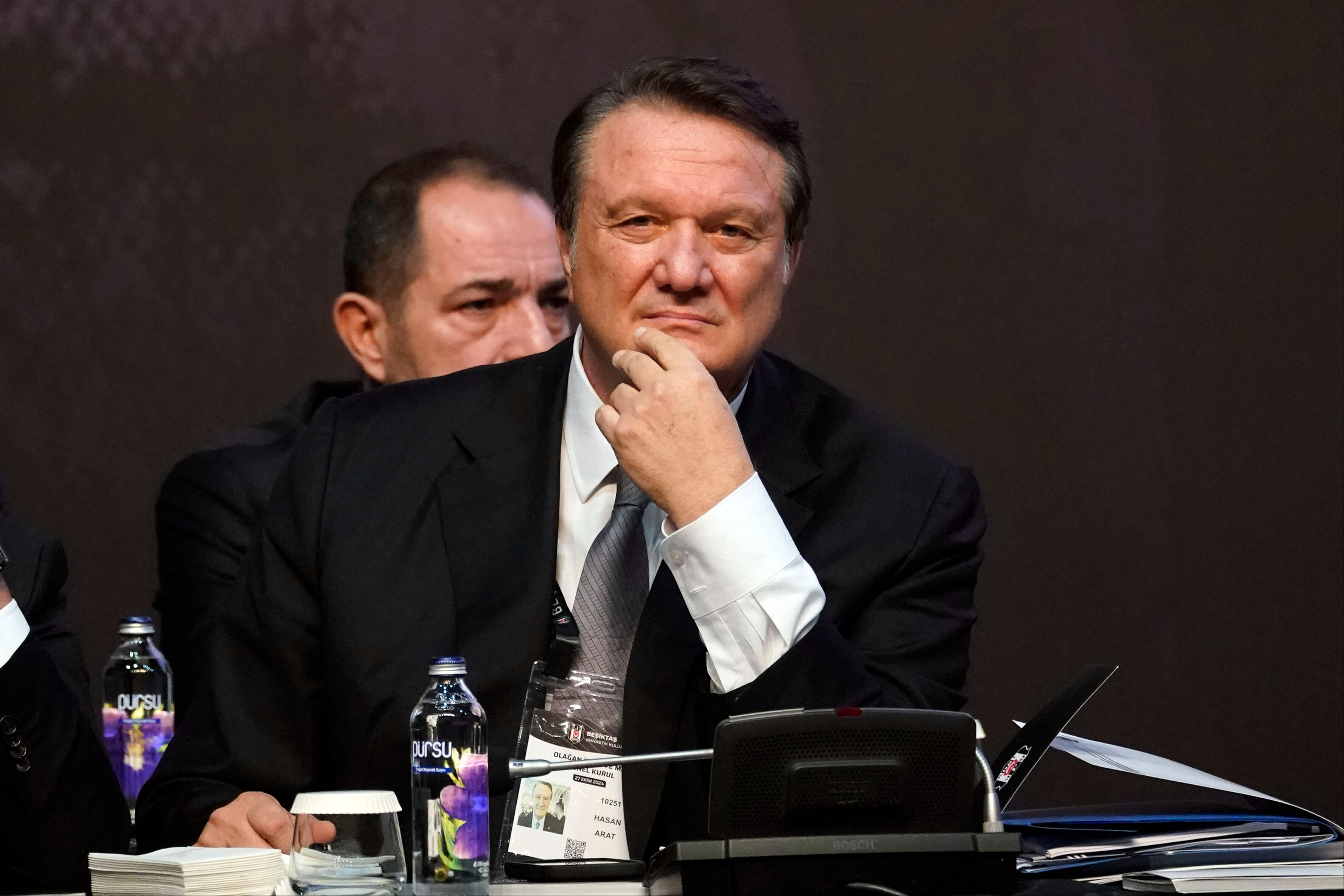 Ahmet Nur Çebi Beşiktaş kongresini karıştırdı! Yumruklar, sandalyeler havada uçtu - 2. Resim