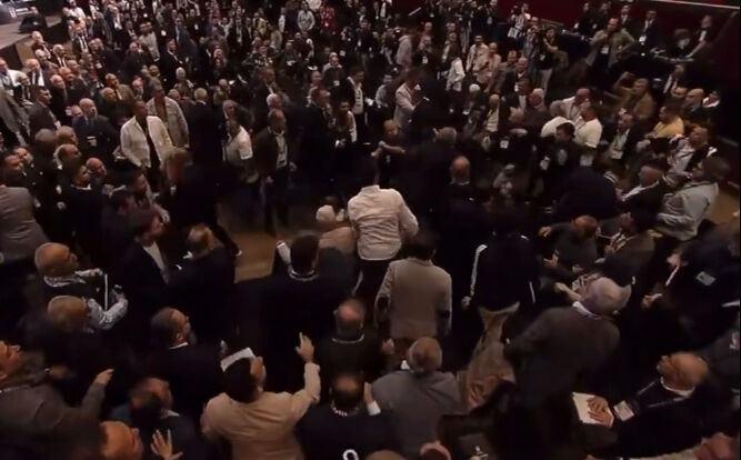 Ahmet Nur Çebi Beşiktaş kongresini karıştırdı! Yumruklar, sandalyeler havada uçtu - 7. Resim