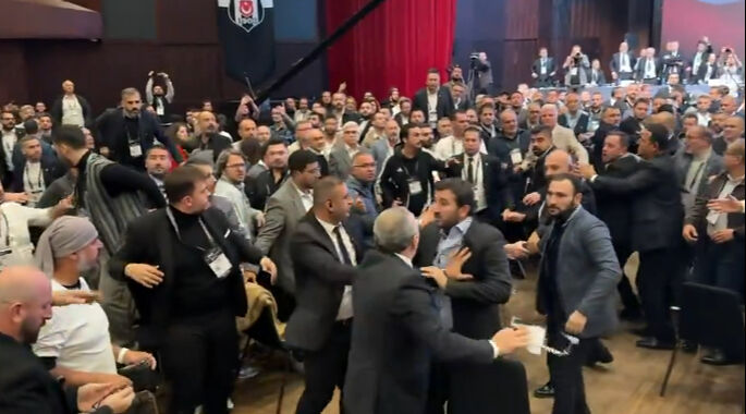 Ahmet Nur Çebi Beşiktaş kongresini karıştırdı! Yumruklar, sandalyeler havada uçtu - 4. Resim