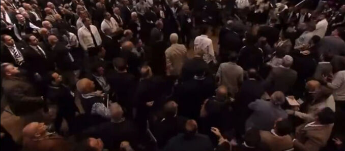 Ahmet Nur Çebi Beşiktaş kongresini karıştırdı! Yumruklar, sandalyeler havada uçtu - 6. Resim