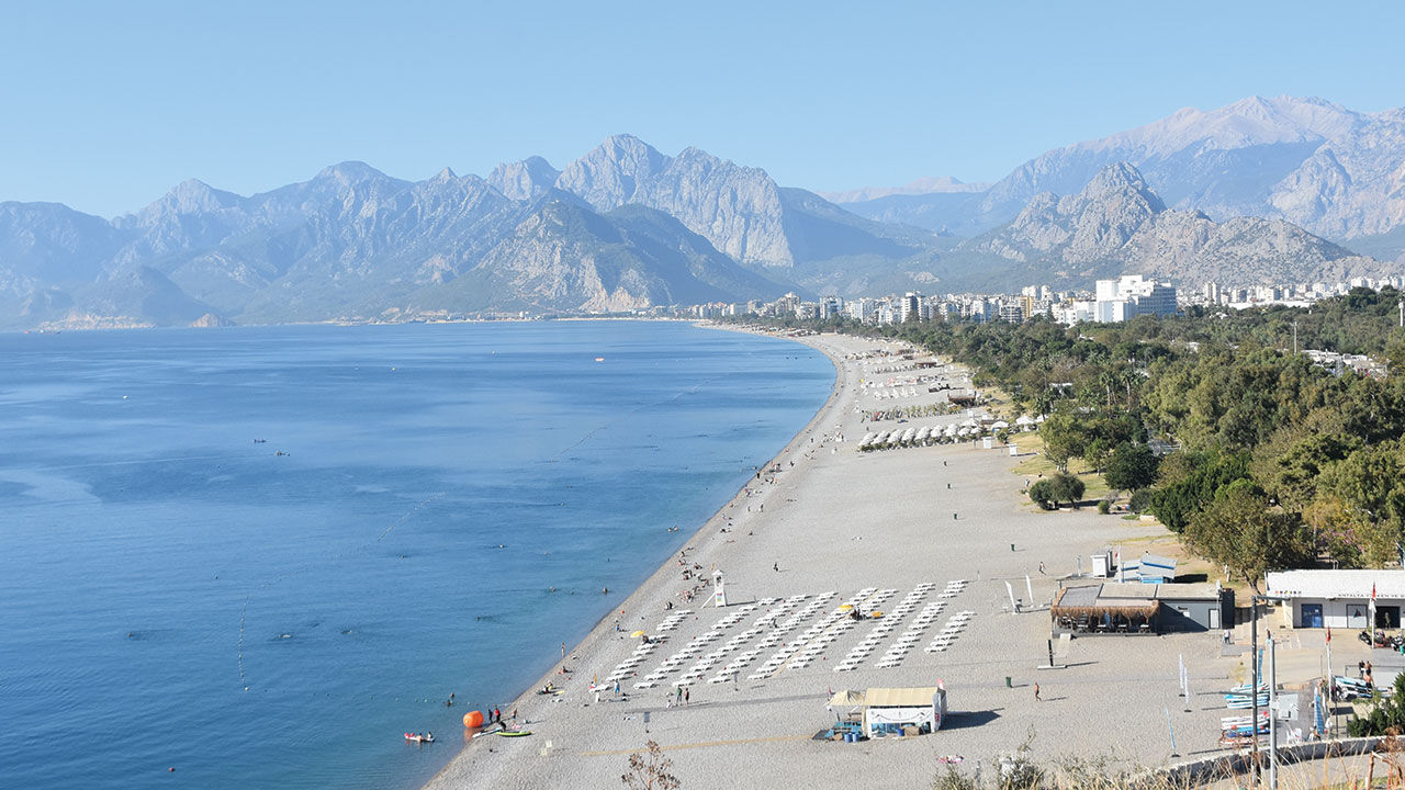Antalya'da yaz aylarını aratmayan hava sıcaklığı herkesi denize sürükledi - 1. Resim