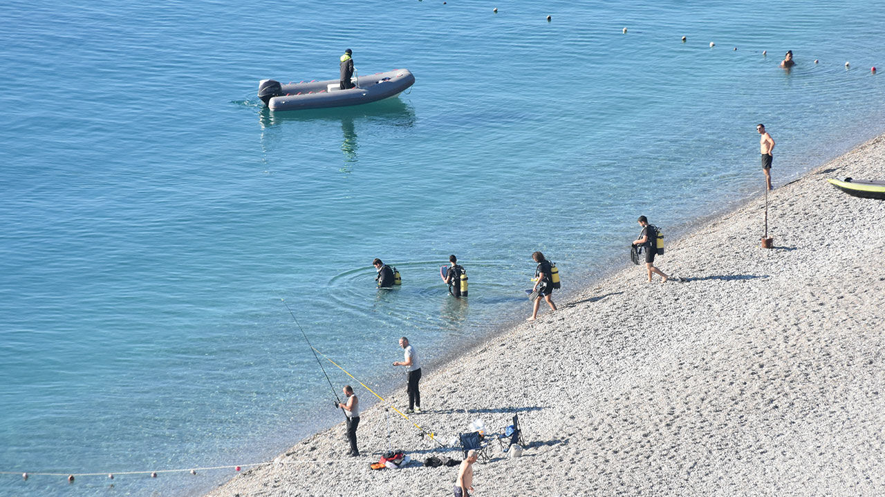 Antalya'da yaz aylarını aratmayan hava sıcaklığı herkesi denize sürükledi - 3. Resim