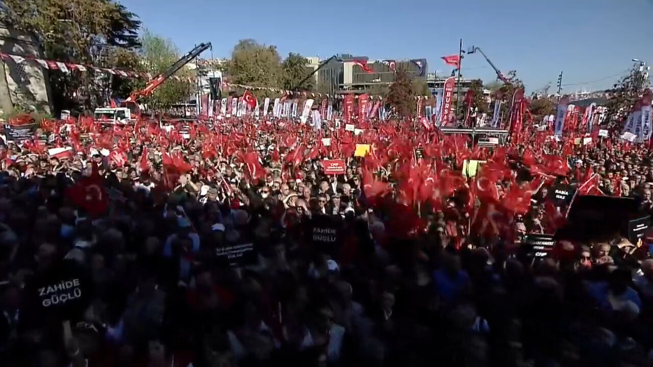 CHP'den Beşiktaş'ta teröre karşı birlik mitingi! Özgür Özel: Türkiye teröre teslim olmayacak - 3. Resim