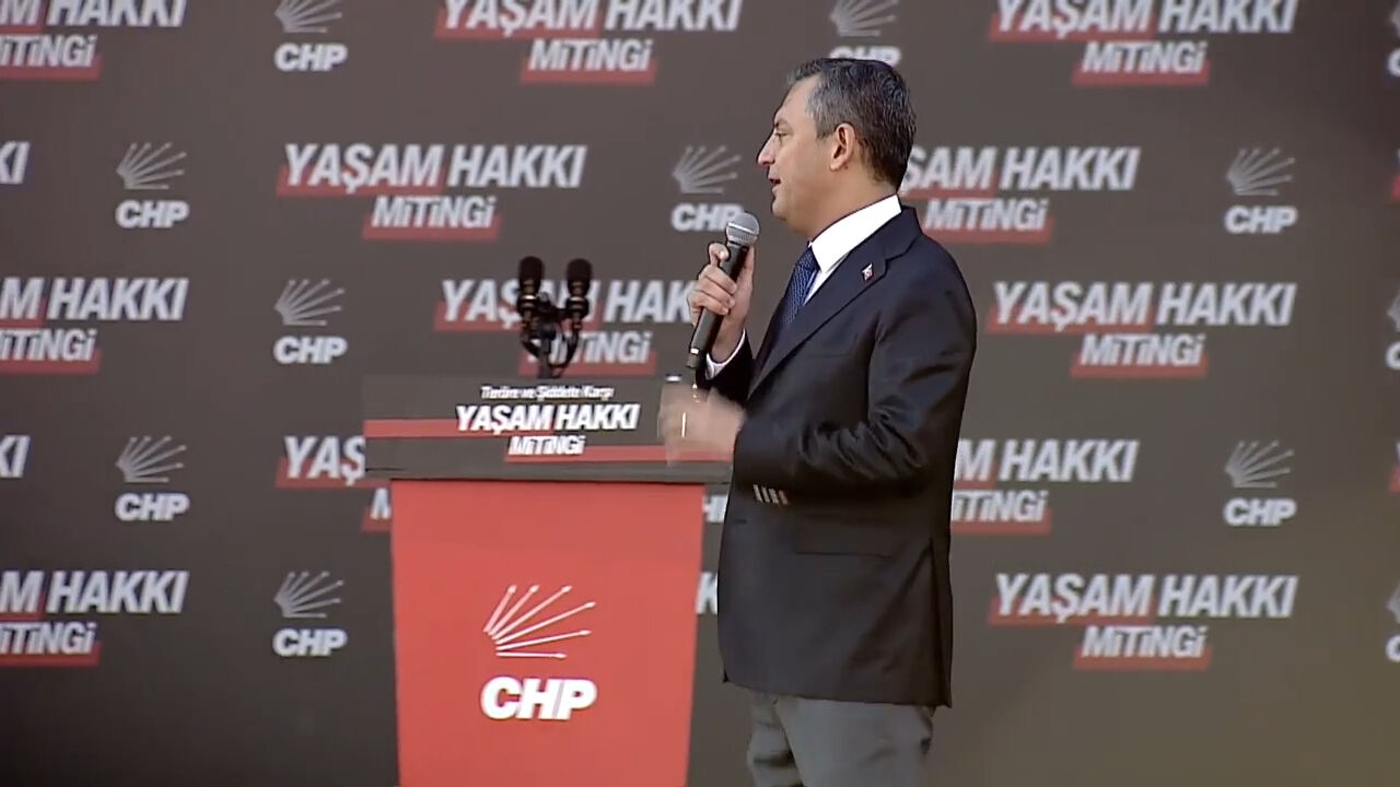 CHP'den Beşiktaş'ta teröre karşı birlik mitingi! Özgür Özel: Türkiye teröre teslim olmayacak - 4. Resim