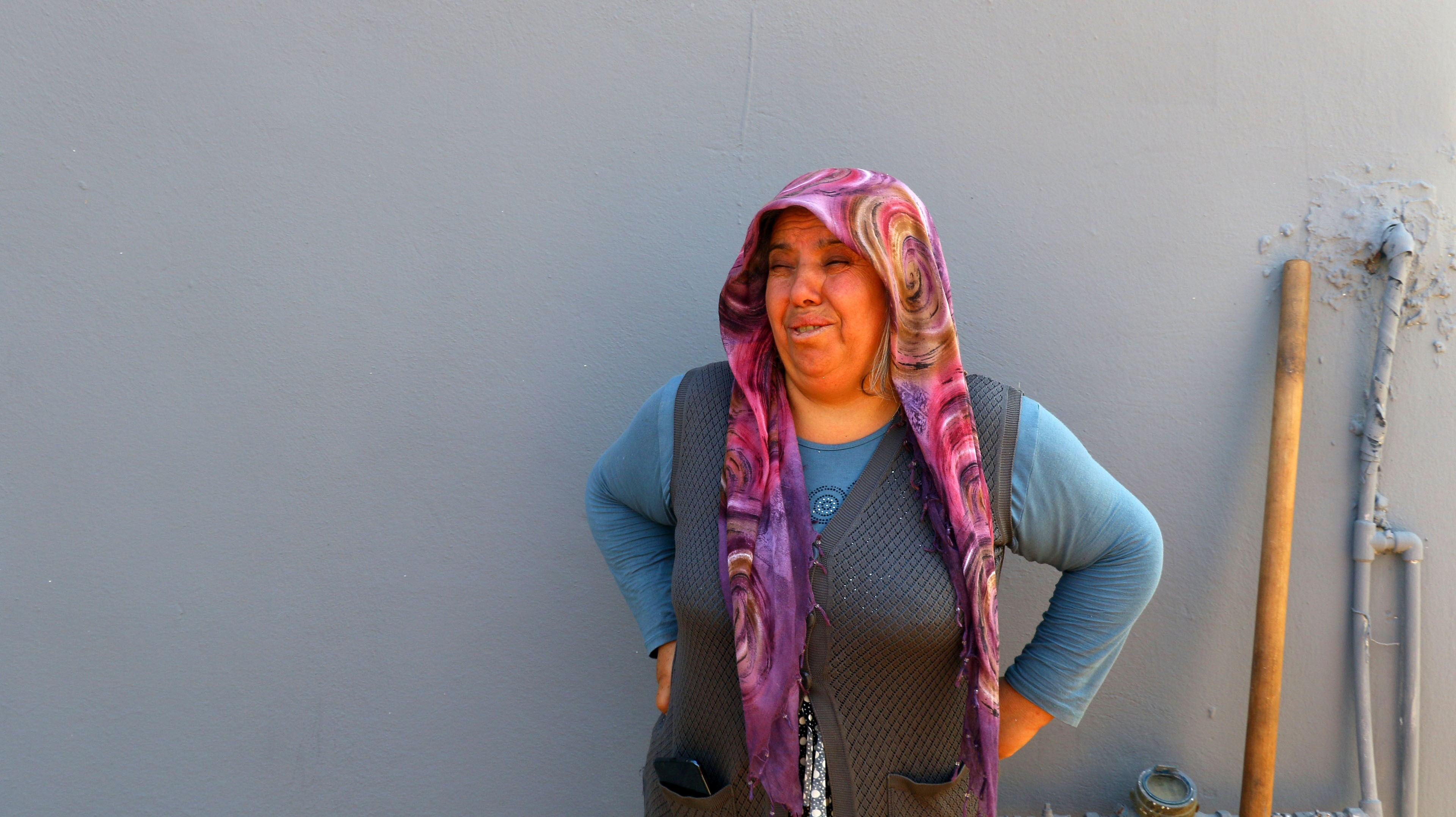 Evini saran alevlere gözyaşları içinde müdahale etti... Antalya'da yangına kova ve hortumla müdahale Evini saran alevlere gözyaşları içinde müdahale etti... Antalya'da yangına kova ve hortumla müdahale çabası - 1. Resim