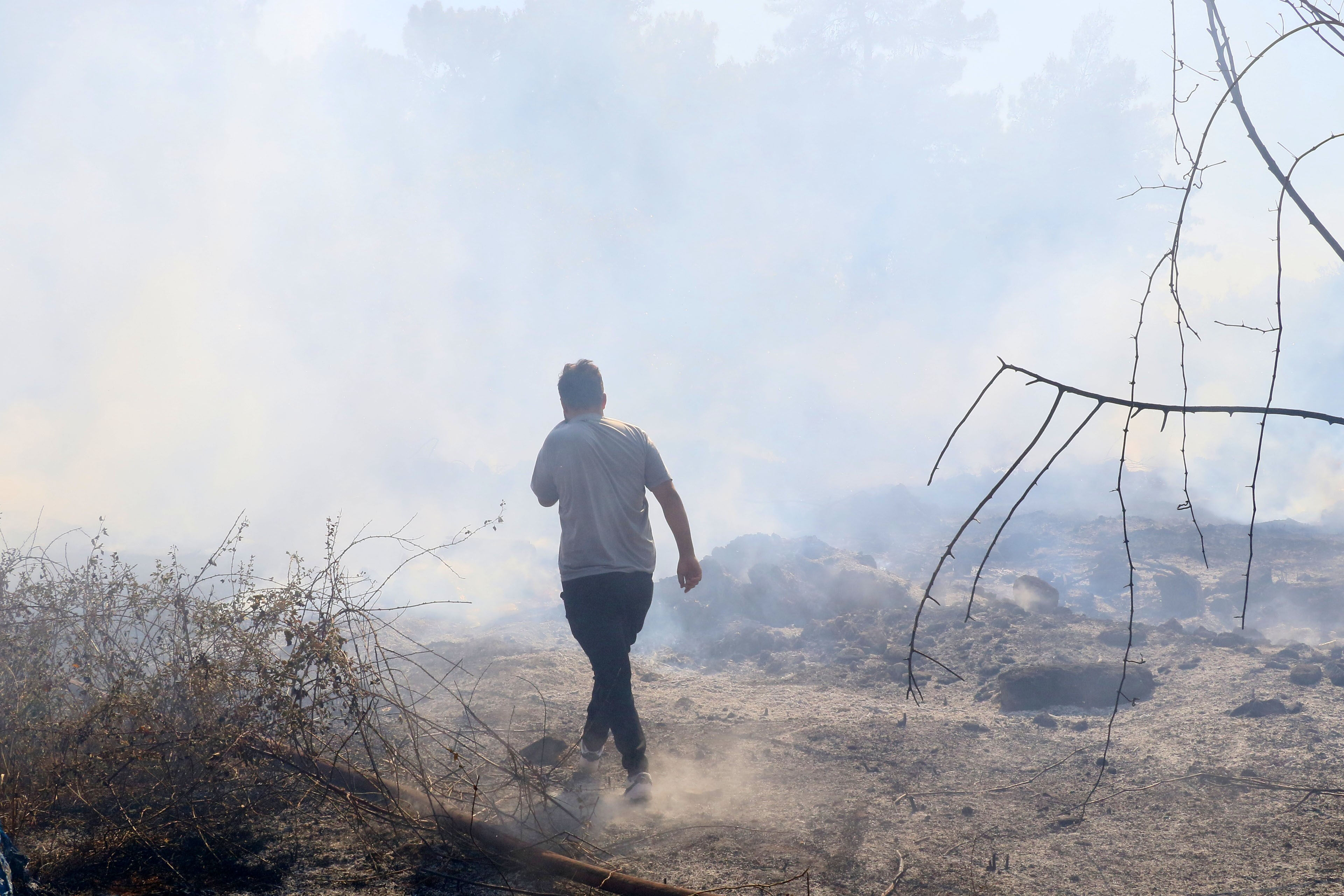 Evini saran alevlere gözyaşları içinde müdahale etti... Antalya'da yangına kova ve hortumla müdahale Evini saran alevlere gözyaşları içinde müdahale etti... Antalya'da yangına kova ve hortumla müdahale çabası - 2. Resim