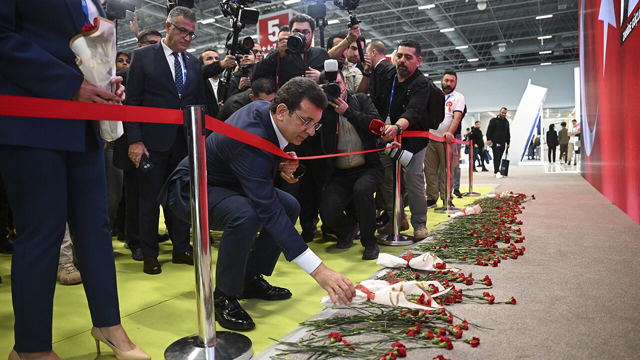 İmamoğlu ile bir vatandaş arasında gergin anlar! "Sen bayağı çirkinsin" - 1. Resim