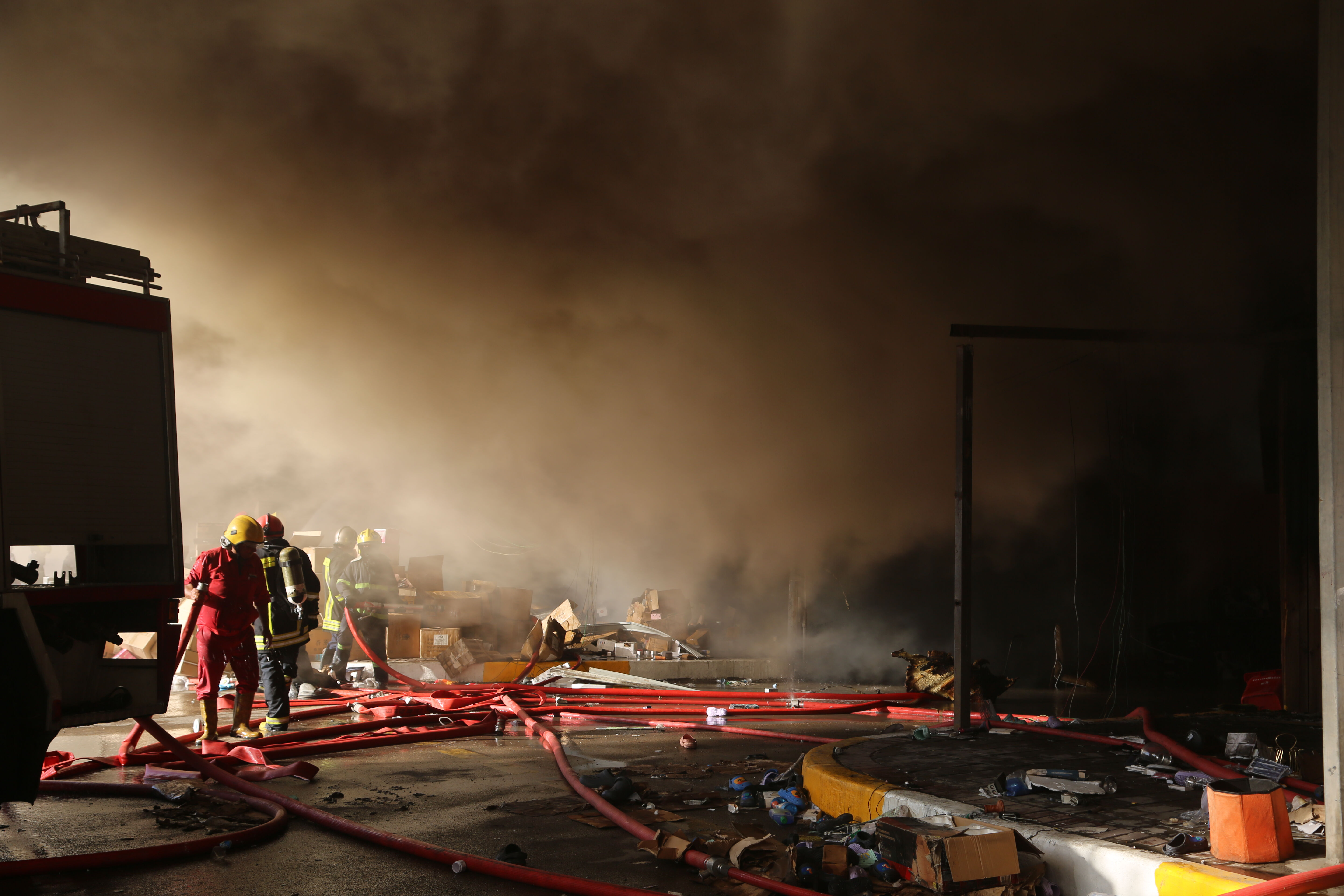 Irak'ın başkenti Bağdat'ta bir depodan yangın çıktı, gökyüzünü kapkara dumanlar kapladı - 2. Resim