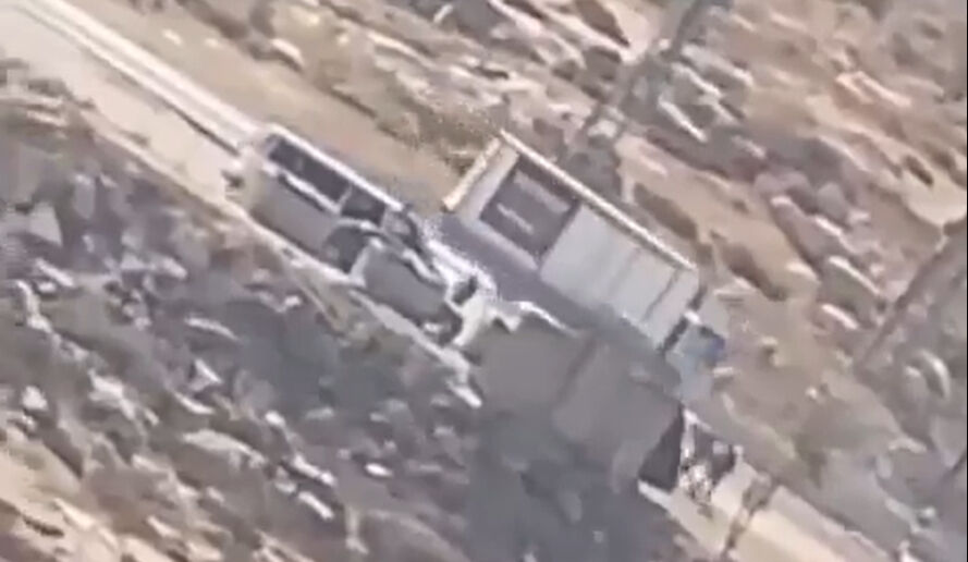 İsrail askerlerine bir araçla ezme girişimi daha! Filistinli sürücüye mermi yağmuru - 3. Resim