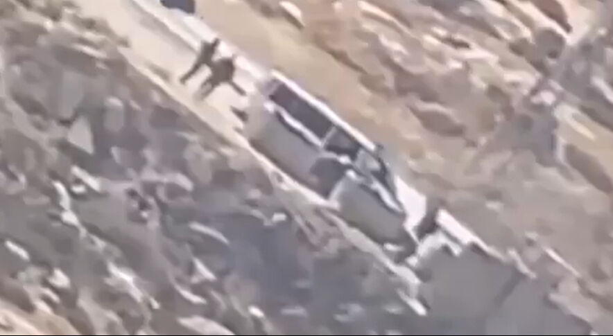 İsrail askerlerine bir araçla ezme girişimi daha! Filistinli sürücüye mermi yağmuru - 4. Resim