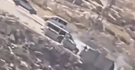İsrail askerlerine bir araçla ezme girişimi daha! Filistinli sürücüye mermi yağmuru - 2. Resim