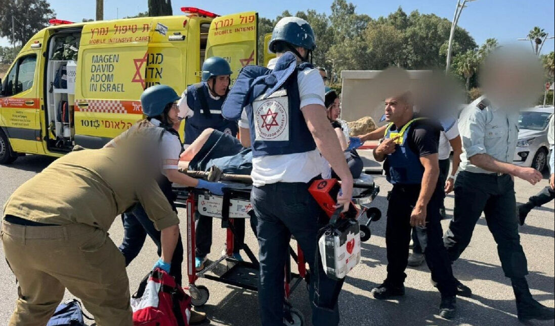 İsrail Tel Aviv'deki Mossad Karargahı yakınındaki otobüs durağına saldırı! Çok sayıda ölü ve yaralı var - 2. Resim