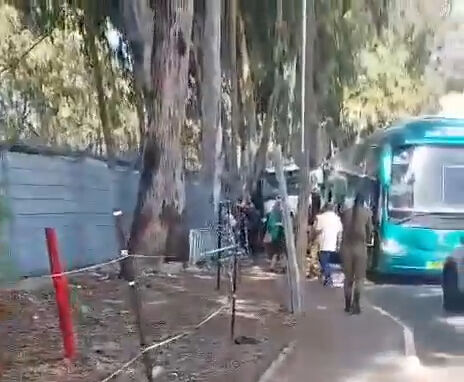 İsrail Tel Aviv'deki Mossad Karargahı yakınındaki otobüs durağına saldırı! Çok sayıda ölü ve yaralı var - 3. Resim