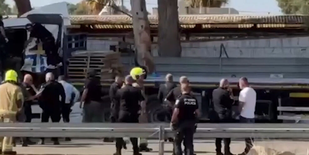 İsrail Tel Aviv'deki Mossad Karargahı yakınındaki otobüs durağına saldırı! Çok sayıda ölü ve yaralı var - 1. Resim