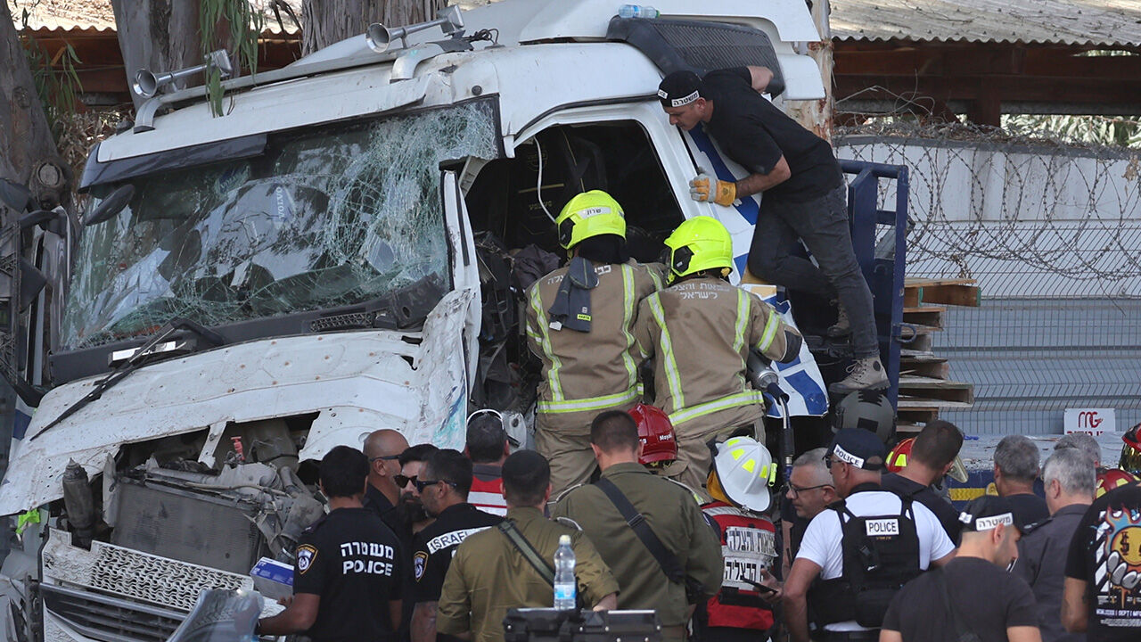 İsrail Tel Aviv'deki Mossad Karargahı yakınındaki otobüs durağına saldırı! Çok sayıda ölü ve yaralı var - 1. Resim