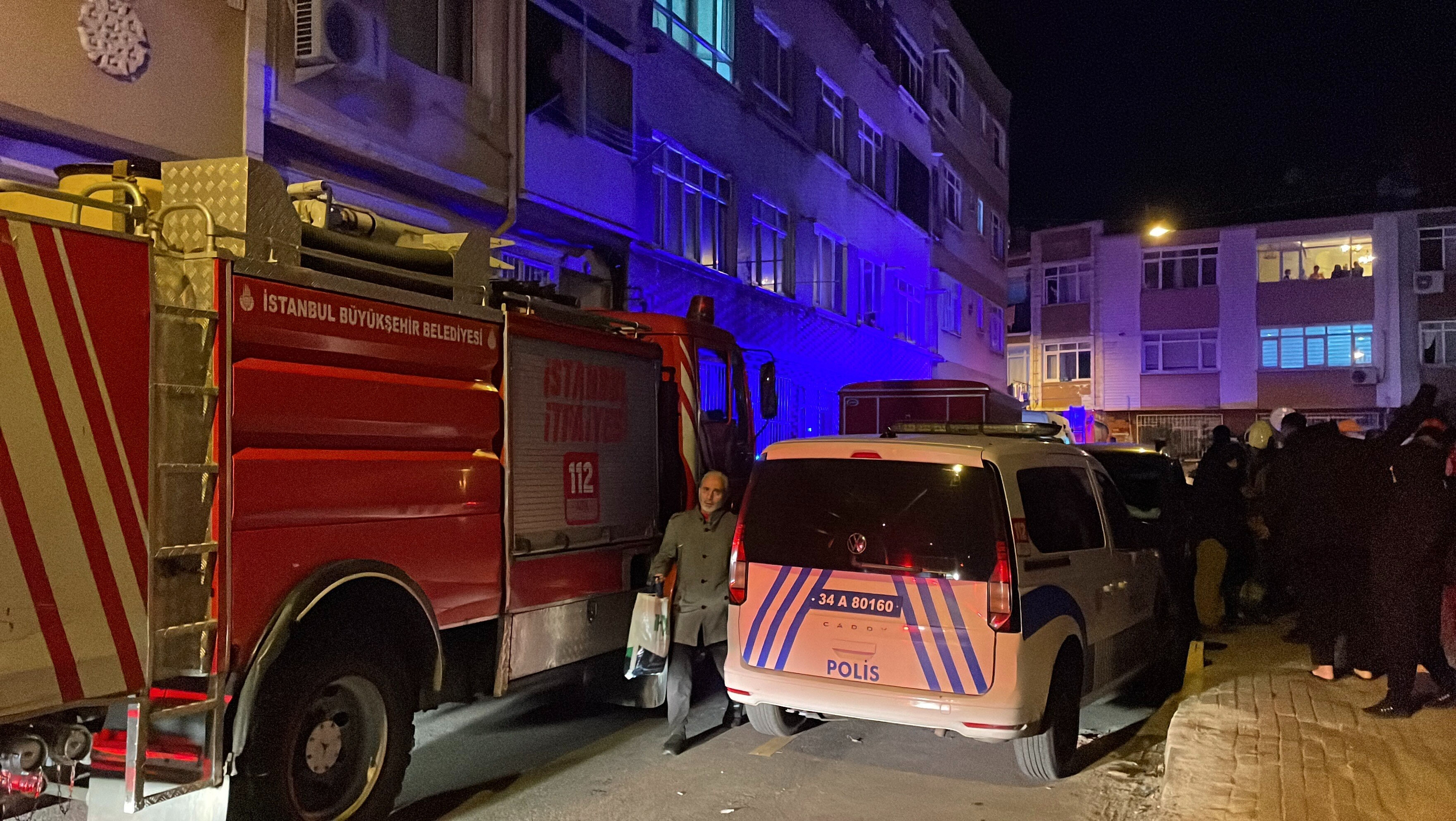 İstanbul'da yangın paniği! Fatih'te bir binanın bodrum katı cayır cayır yandı - 1. Resim