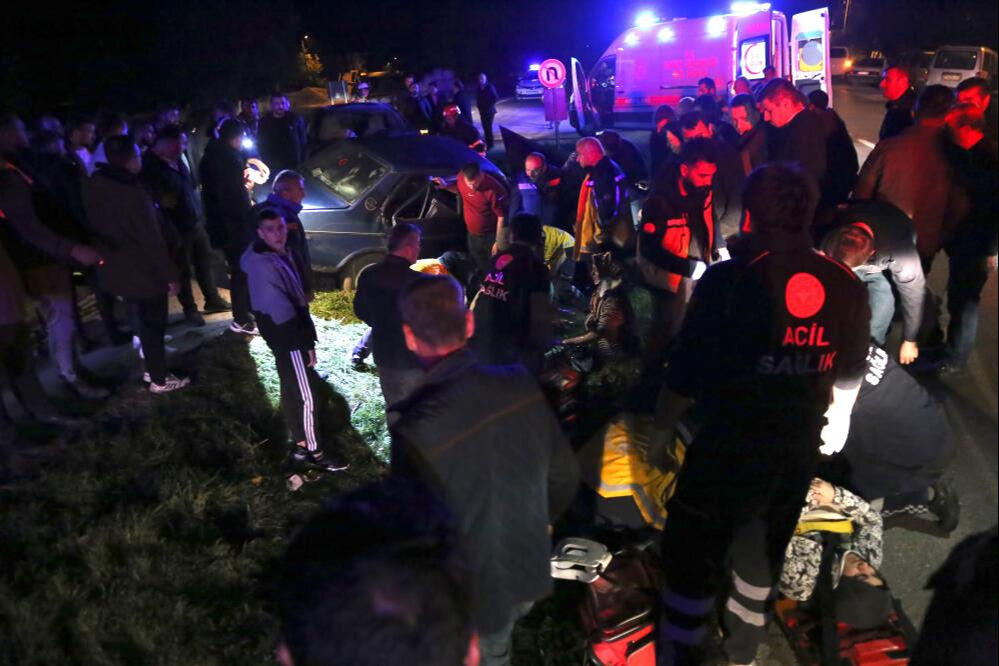 Kastamonu'da iki otomobil çarpıştı, can pazarı yaşandı! 10 yaralı var... Kastamonu'da iki otomobil çarpıştı, can pazarı yaşandı! 10 yaralı var... - 2. Resim