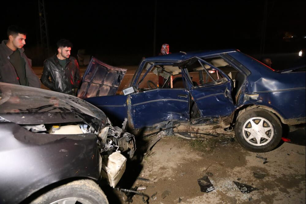 Kastamonu'da iki otomobil çarpıştı, can pazarı yaşandı! 10 yaralı var... Kastamonu'da iki otomobil çarpıştı, can pazarı yaşandı! 10 yaralı var... - 1. Resim